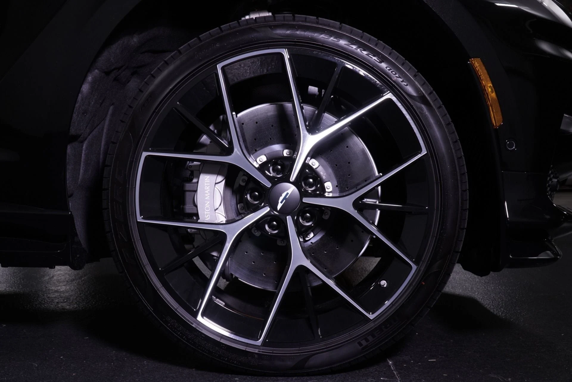 mph003_3186894746_New_2026_Aston_Martin_DBX_707_1762322943_55f54b2ec8