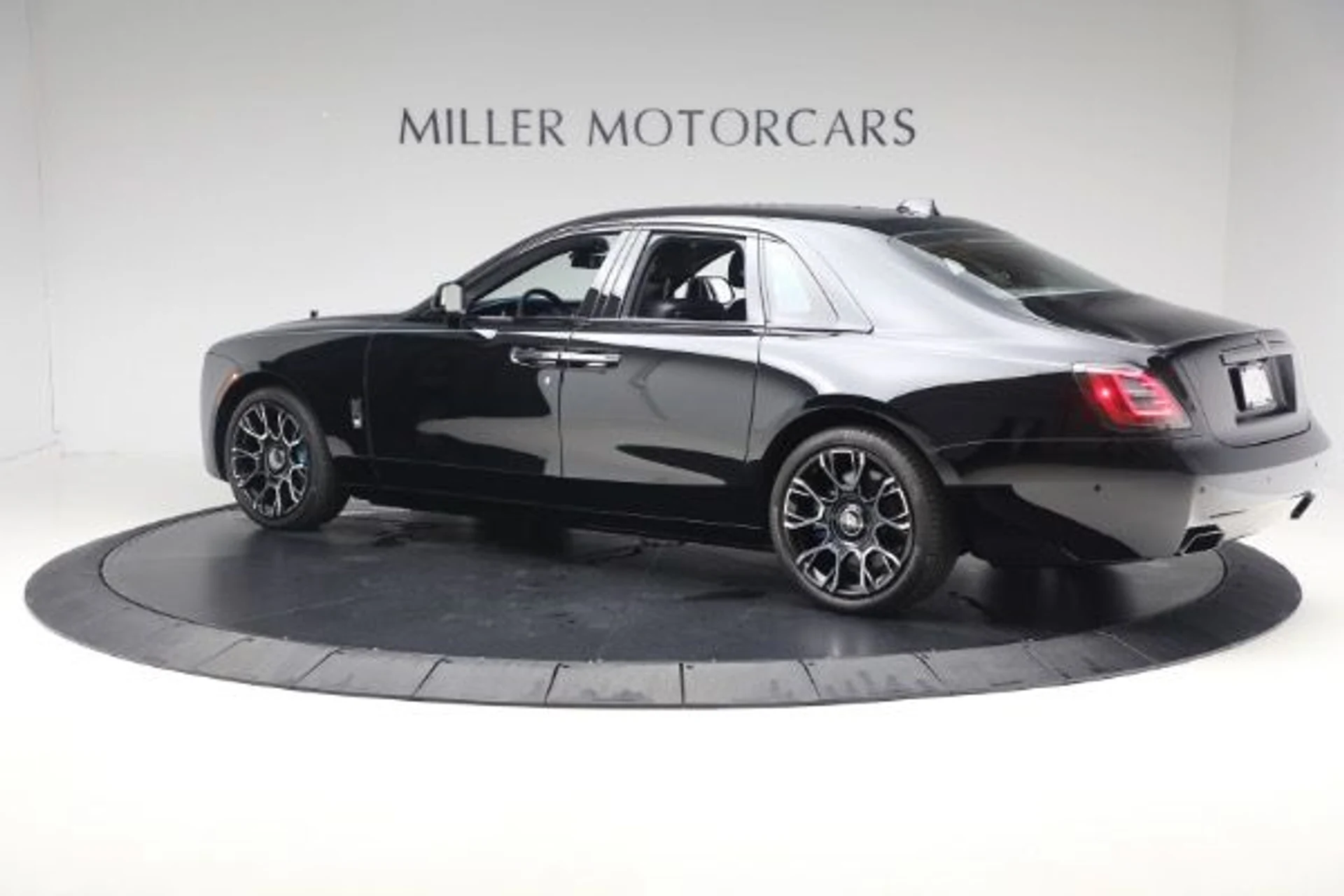 mph003_3200420107_Used_2022_Rolls_Royce_Black_Badge_Ghost_4589743e11