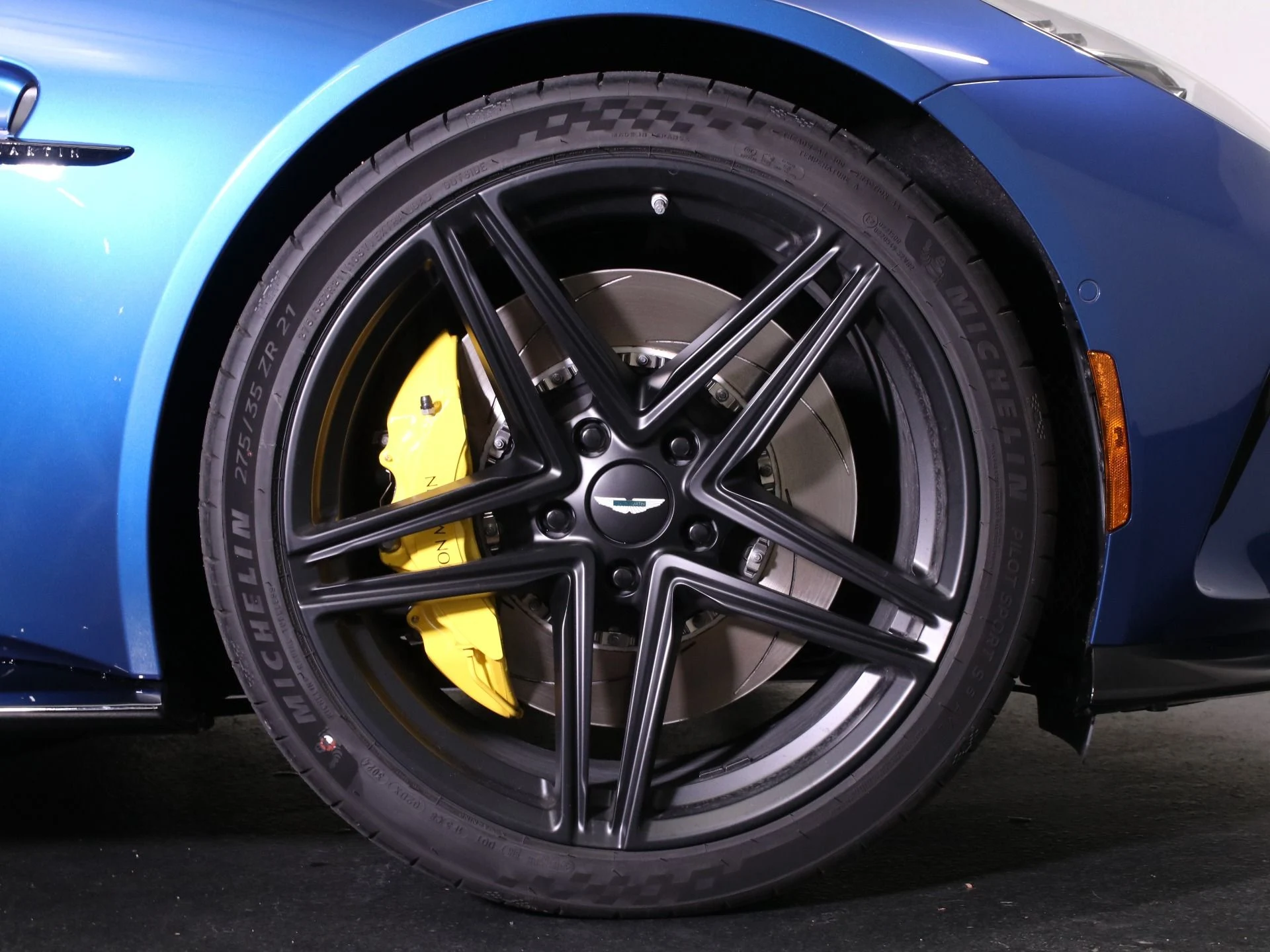 mph003_320311310_Used_2025_Aston_Martin_Vantage_1742253267_b4b4c2b208