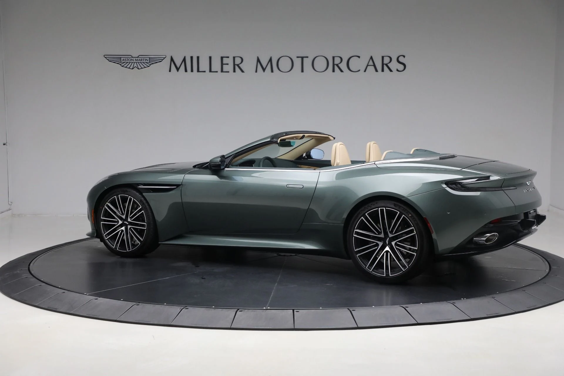 mph003_3232666055_New_2025_Aston_Martin_DB_12_Volante_f9c19e982f