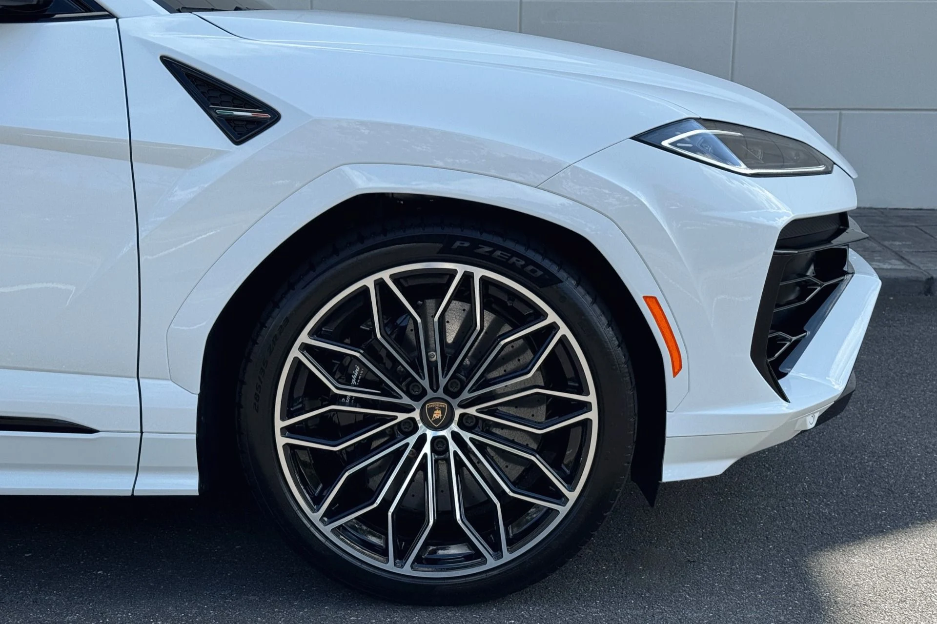 mph003_3253663372_Used_2025_Lamborghini_Urus_SE_1756989701_8b95194068