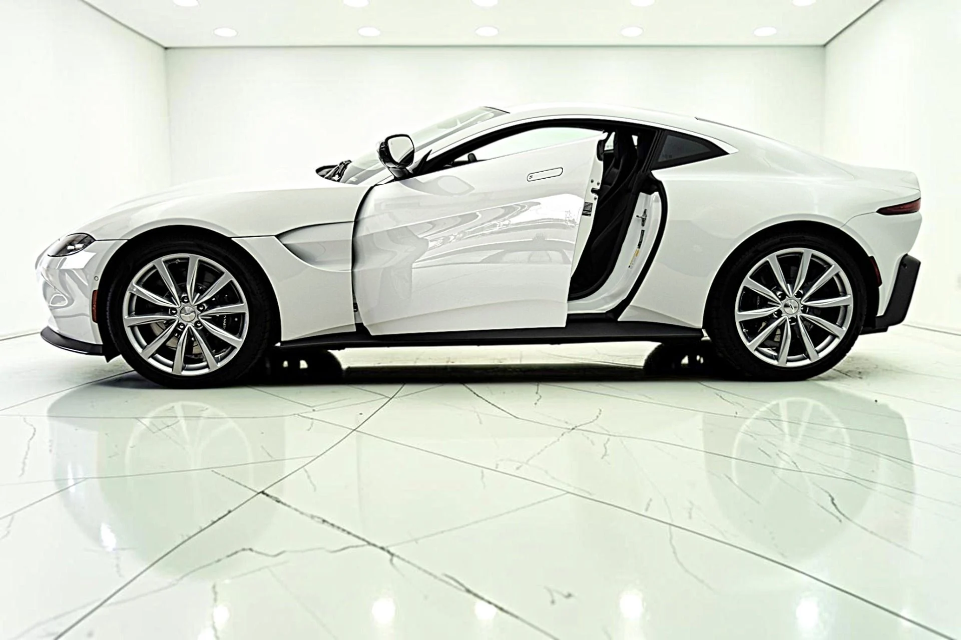 mph003_3378394964_Used_2023_Aston_Martin_Vantage_Coupe_e9d88e64d5