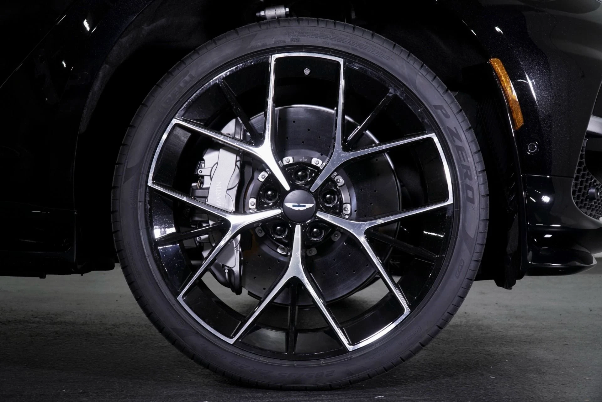 mph003_3423466750_New_2026_Aston_Martin_DBX_707_1769661941_21db33a48c