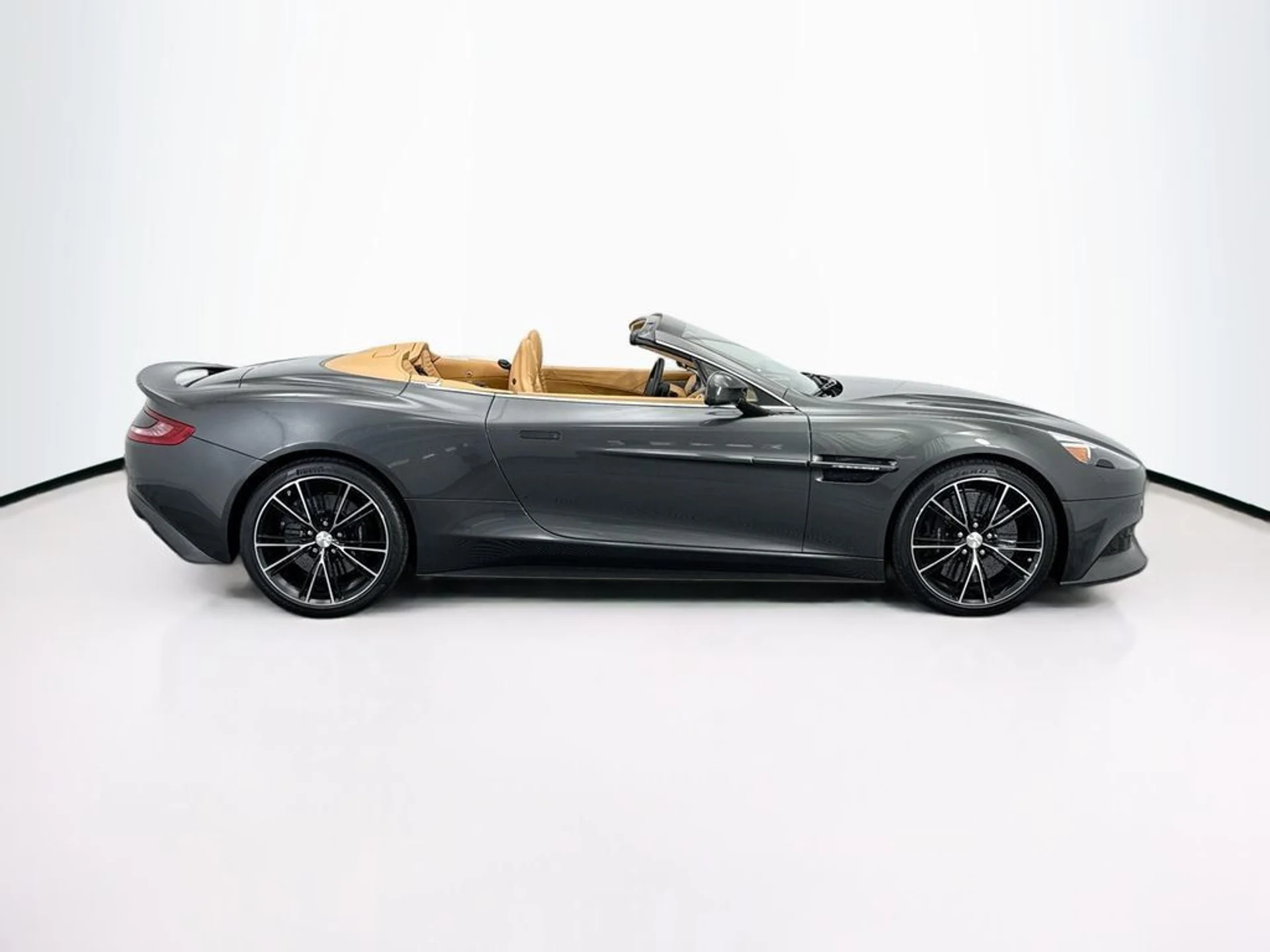 mph003_3428759805_used_2014_aston_martin_vanquish_2drvolante_8119_22995957_4_1024_4efd33ce09