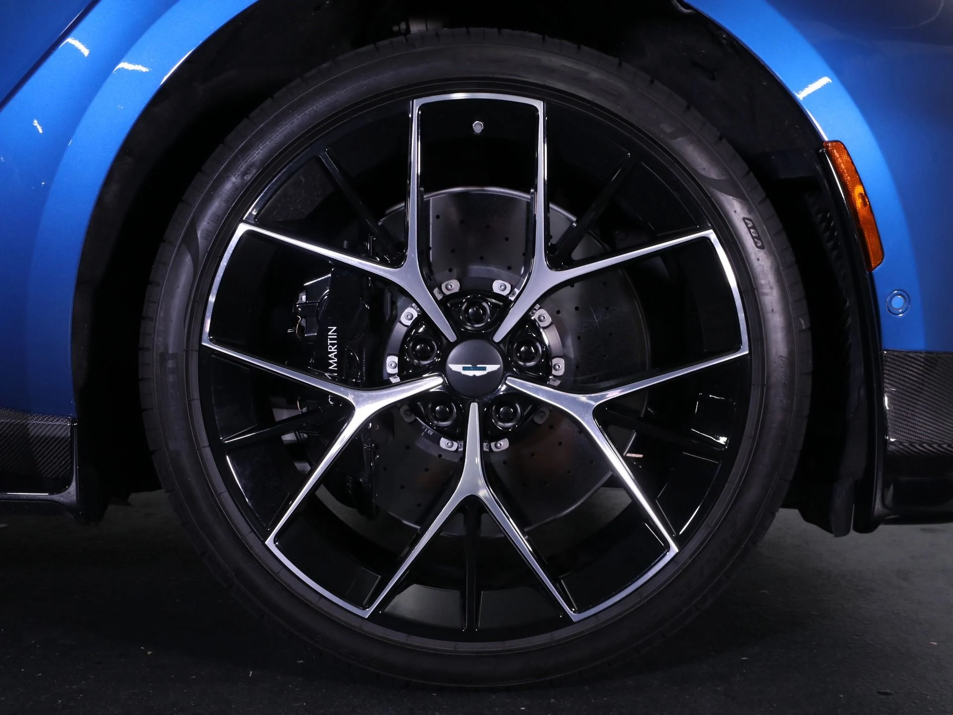 mph003_3450973798_Used_2025_Aston_Martin_DBX_707_1758482784_333510b2d2