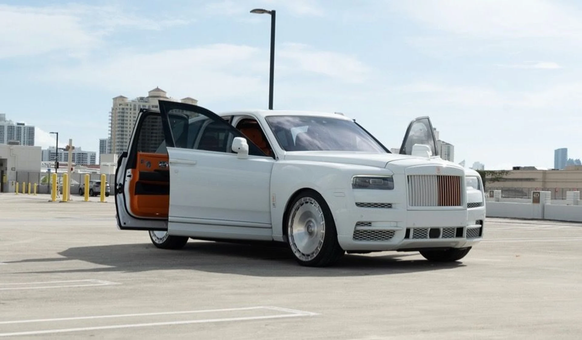 mph003_351475379_Used_2020_Rolls_Royce_Cullinan_1764721010_d4bec8148e