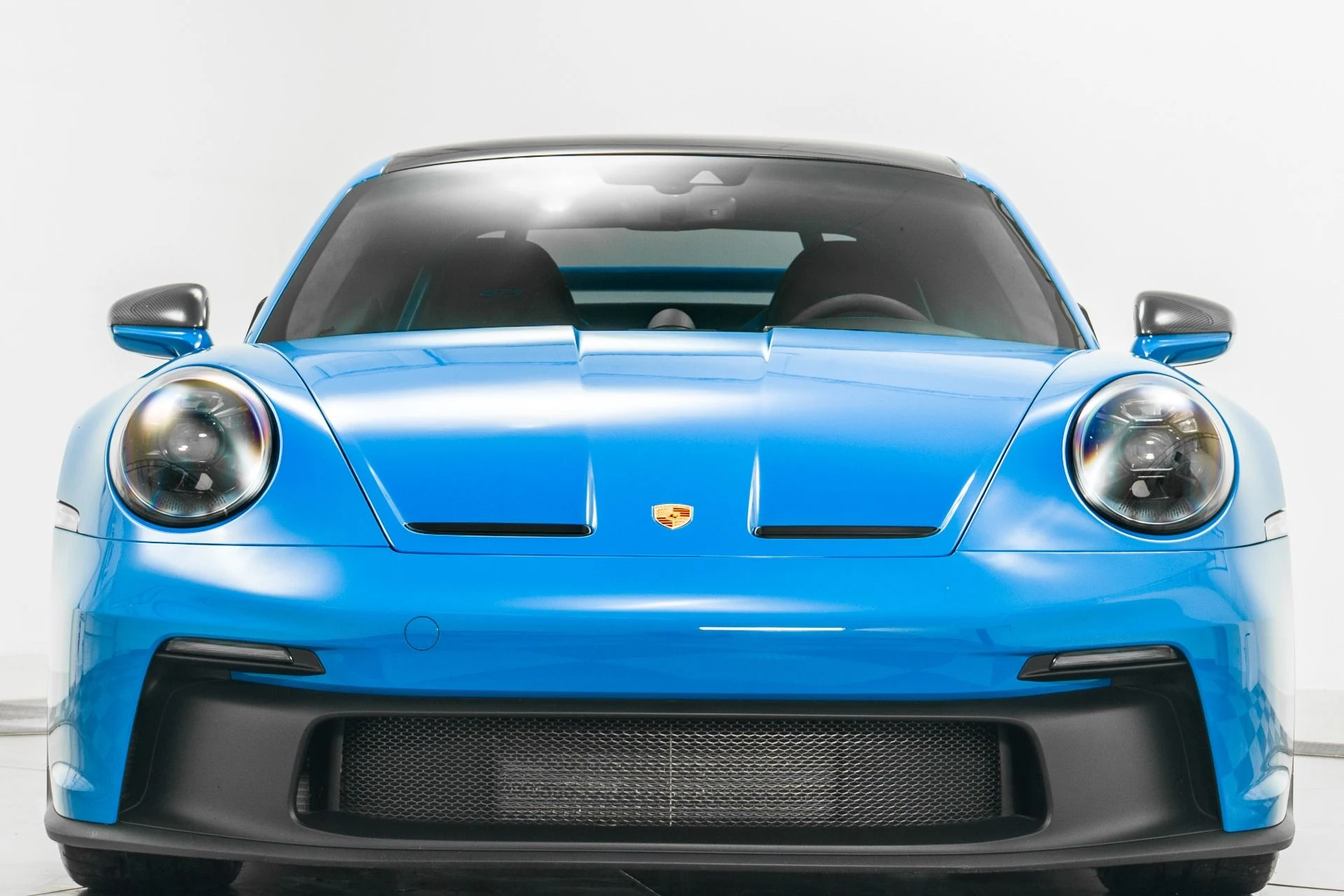 mph003_3552938901_Used_2022_Porsche_911_GT_3_Carbon_Buckets_Blue_Stitching_and_Belts_1768487811_91039ace6e