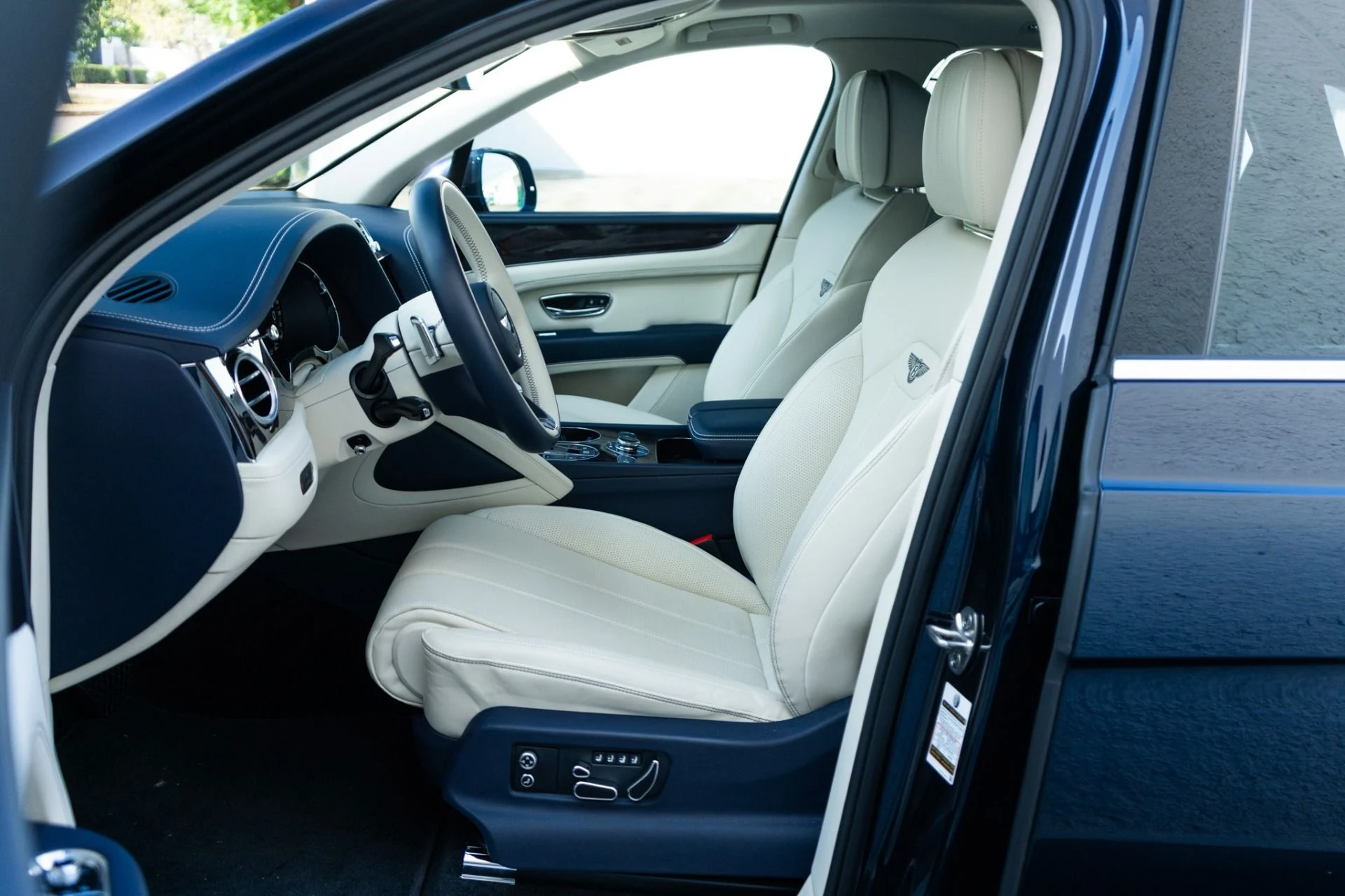 mph003_3595059769_Used_2024_Bentley_Bentayga_V8_1761672293_98378e88ec