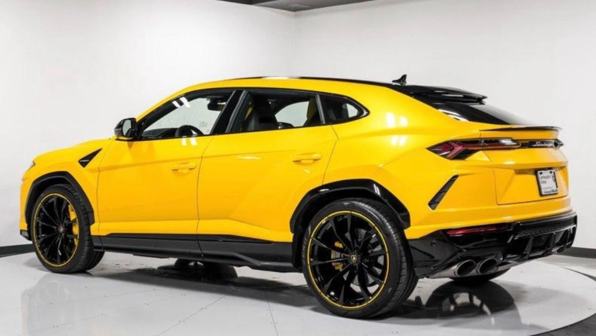 mph003_3617705196_Used_2021_Lamborghini_Urus_1769032739_0f7e44c605