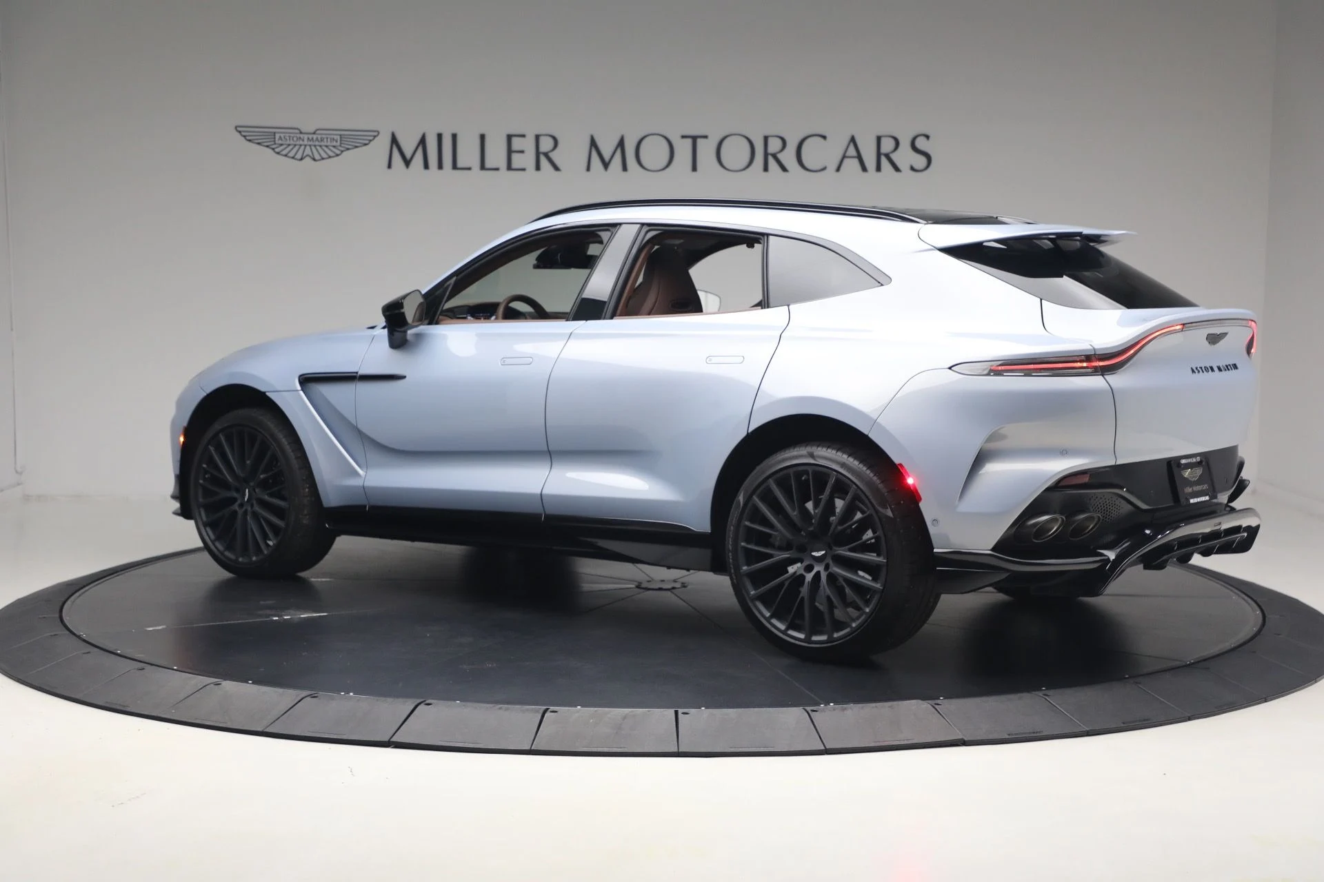 mph003_3641421304_Used_2026_Aston_Martin_DBX_707_1780931406_631536570b