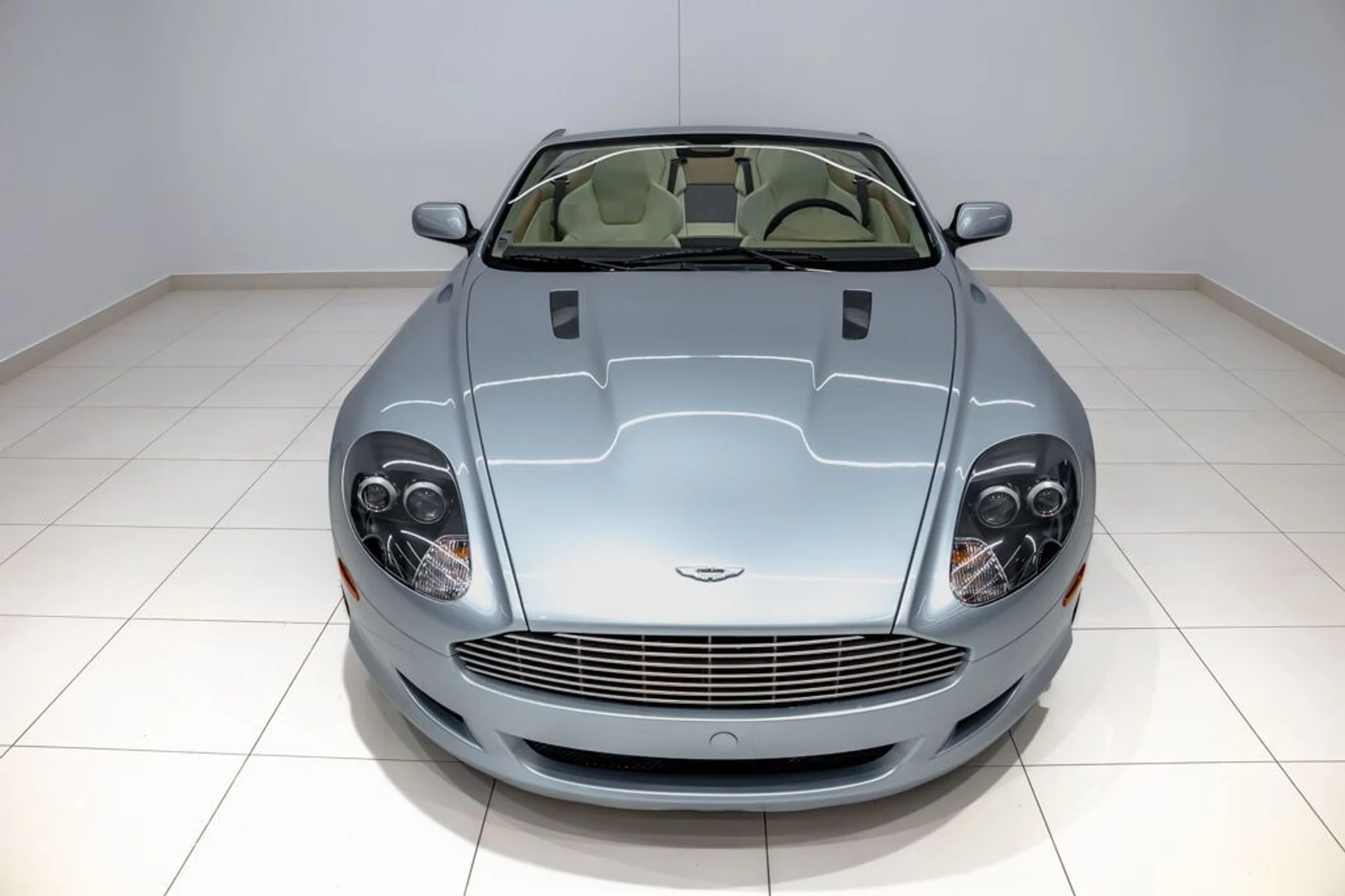 mph003_3651514935_aston_martin_db9_2005_jpg_v_1754355020_2b4b4f19ed