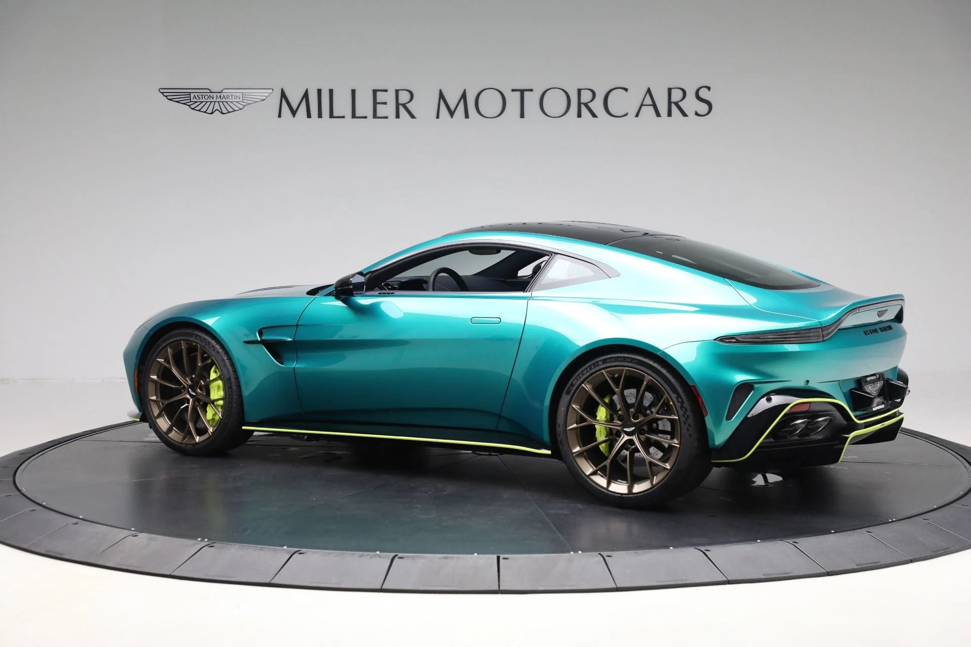 mph003_3680534375_New_2025_Aston_Martin_Vantage_e9035fa055