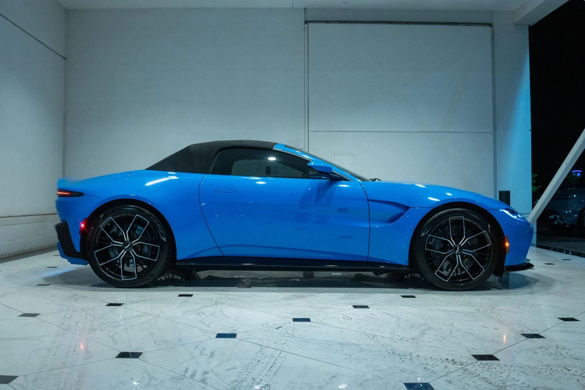 mph003_3687841590_Used_2021_Aston_Martin_Vantage_1790591336_35eff62294