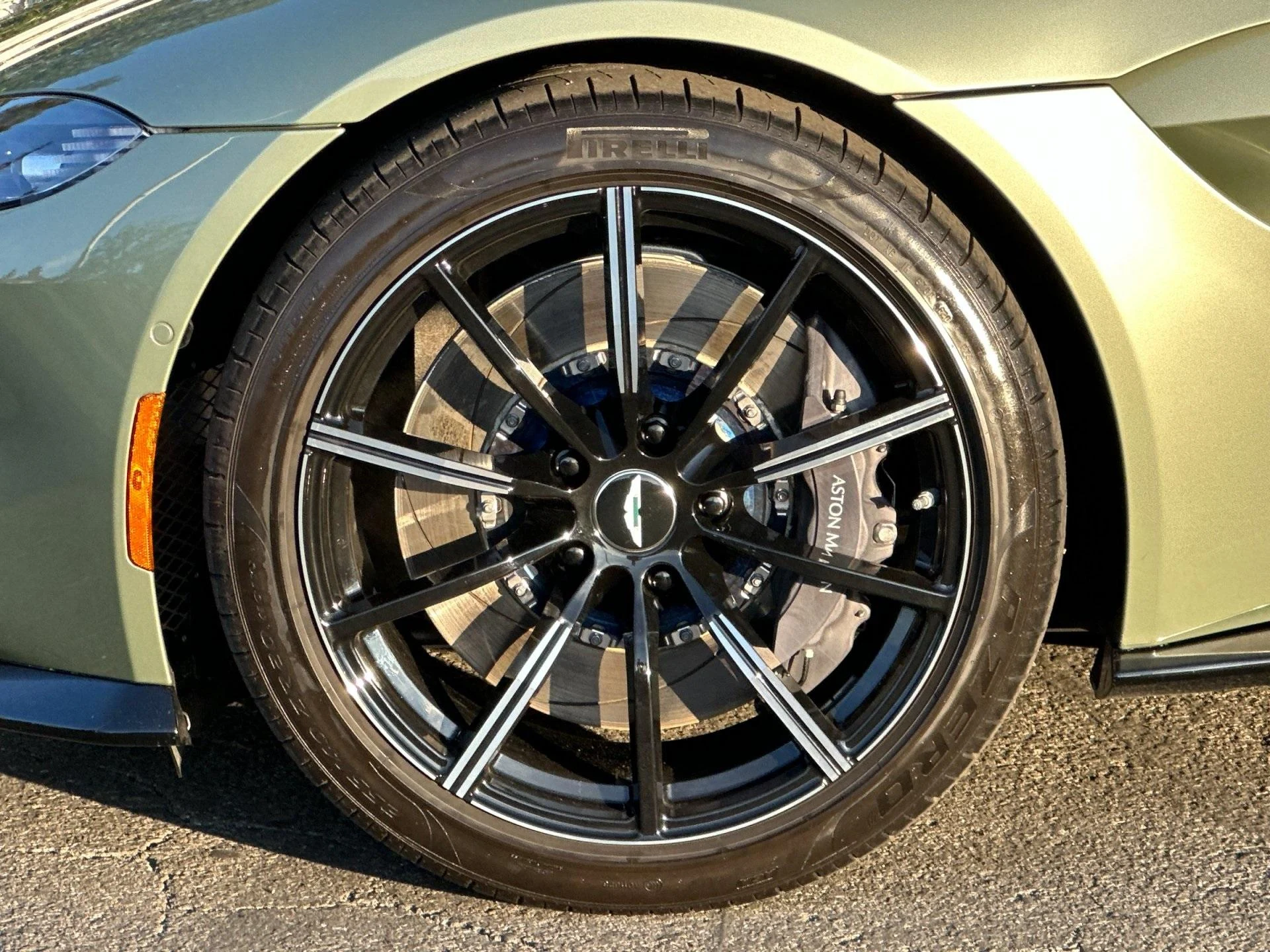 mph003_3695342418_Used_2021_Aston_Martin_Vantage_1764949772_f7571be5d9