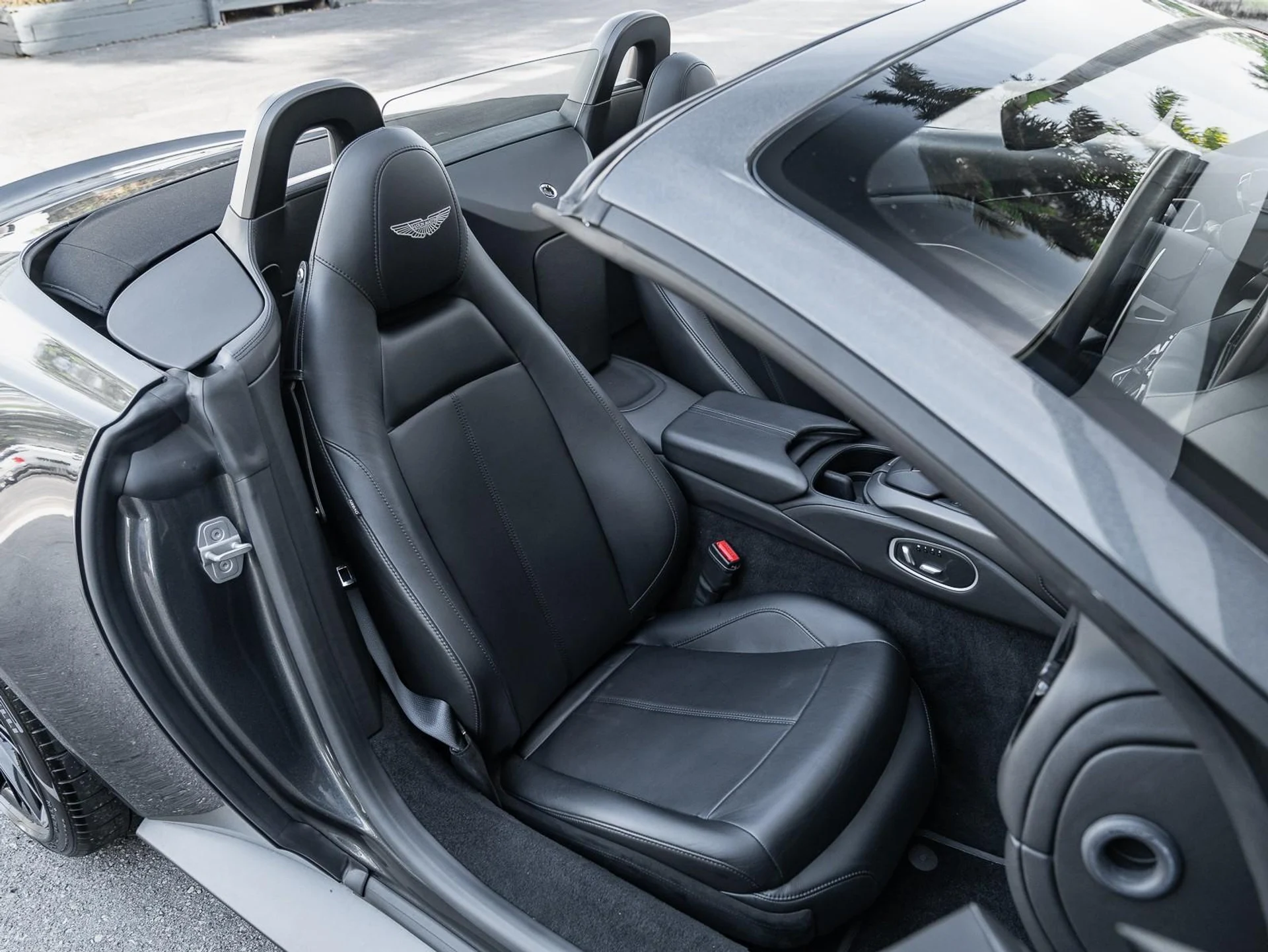 mph003_3702786625_Used_2021_Aston_Martin_Vantage_1763409926_3d8a6d2556