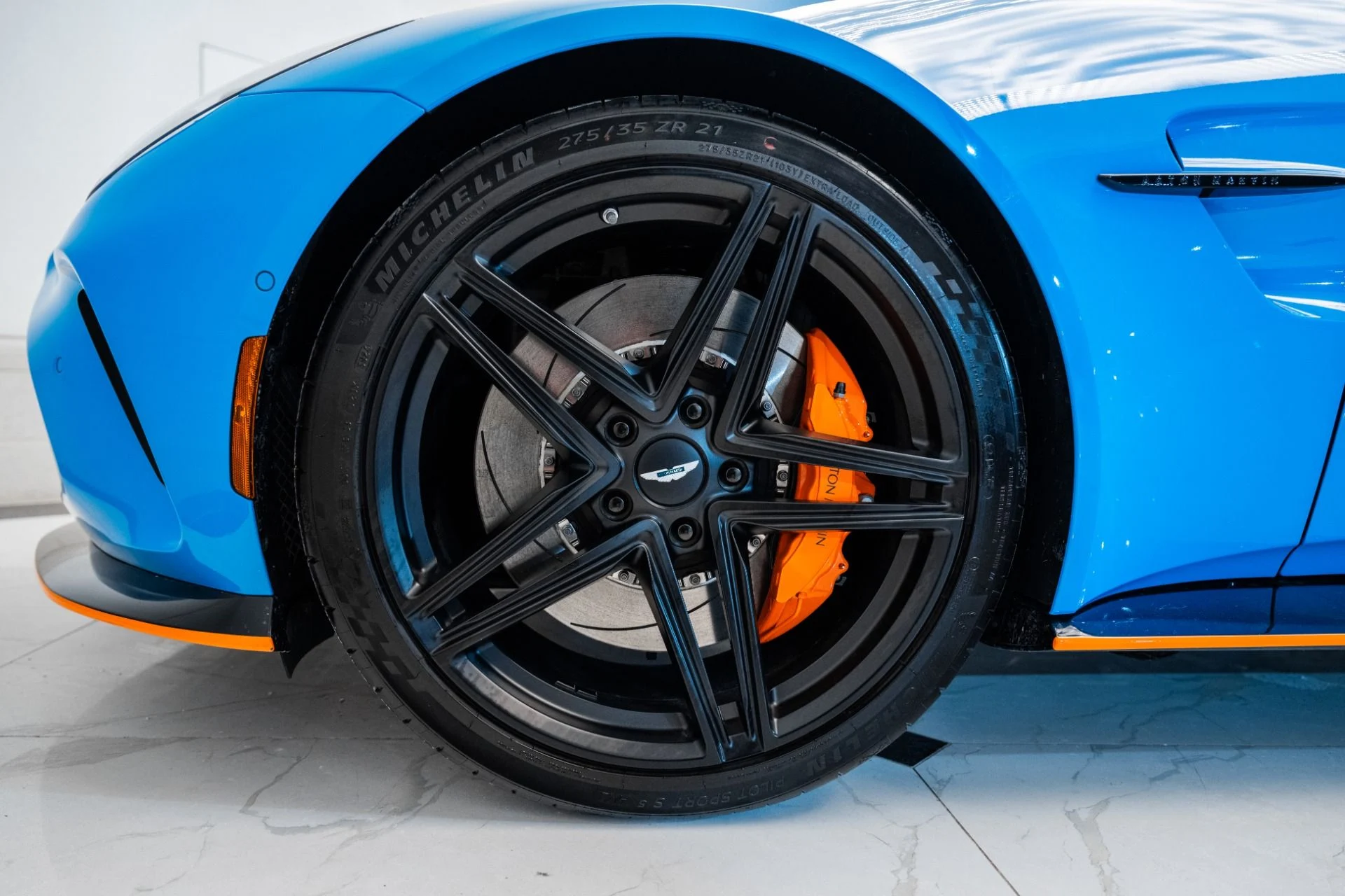 mph003_3756304478_Used_2025_Aston_Martin_Vantage_Coupe_1737041109_446d1db2cb