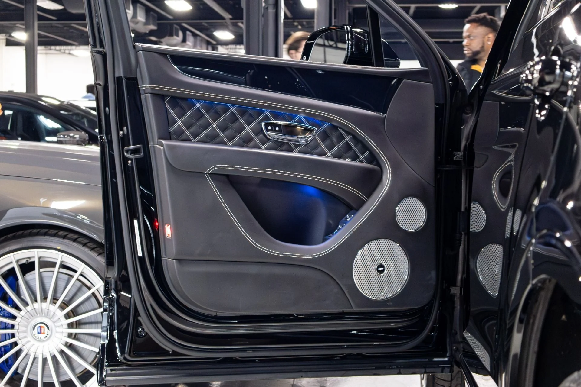 mph003_3788196672_Used_2021_Bentley_Bentayga_V8_1775865937_5f3efe4b2d