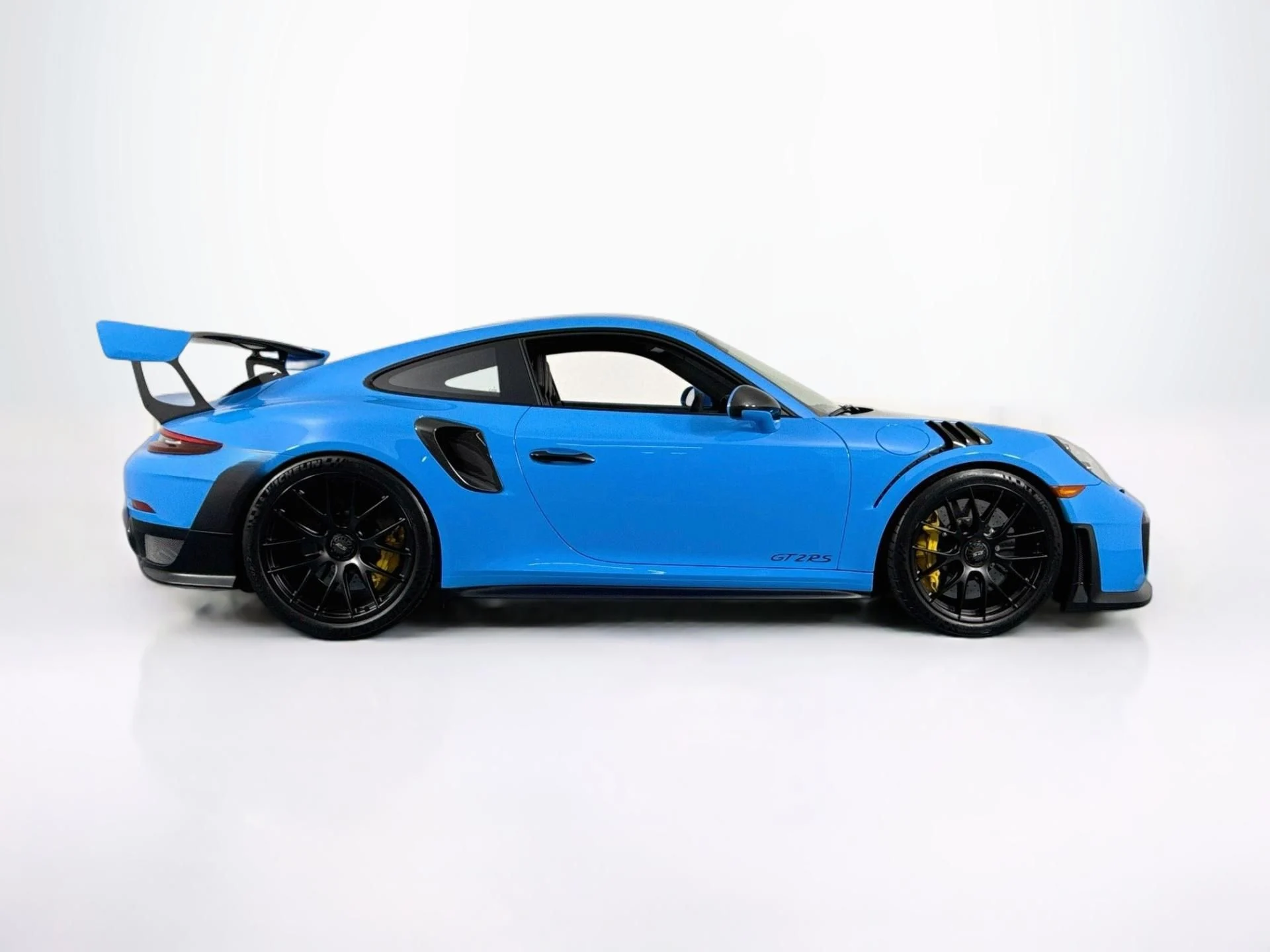 mph003_3801925428_Used_2019_Porsche_911_GT_2_RS_1785958177_2e5ca34f78