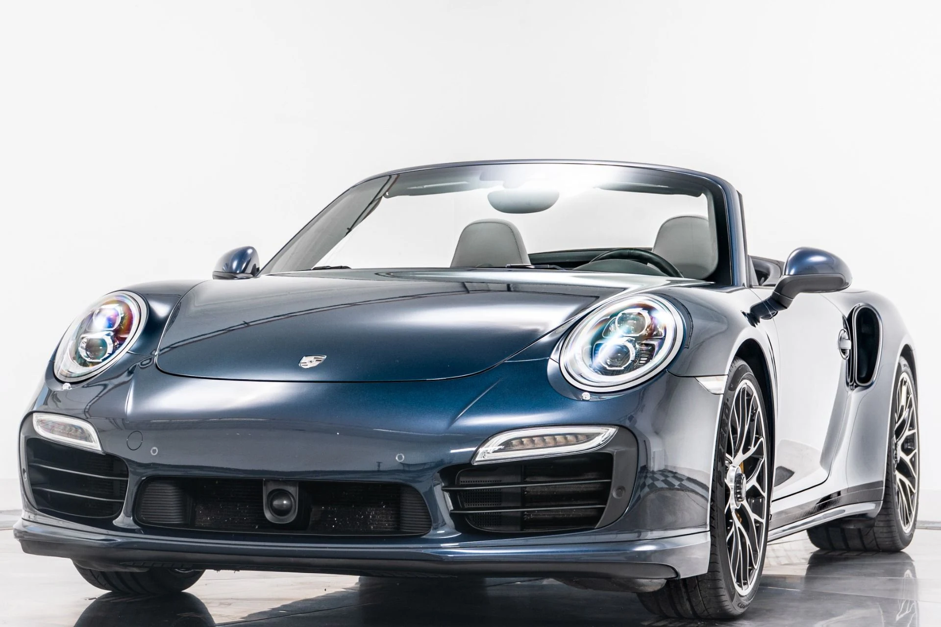 mph003_3844041960_Used_2015_Porsche_911_Turbo_S_Cabriolet_1754336206_6220b2c34e