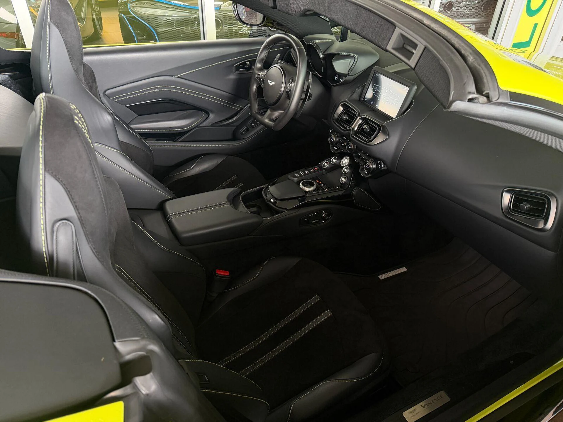 mph003_3846504710_Used_2023_Aston_Martin_Vantage_Roadster_1788448378_dde9209a5e