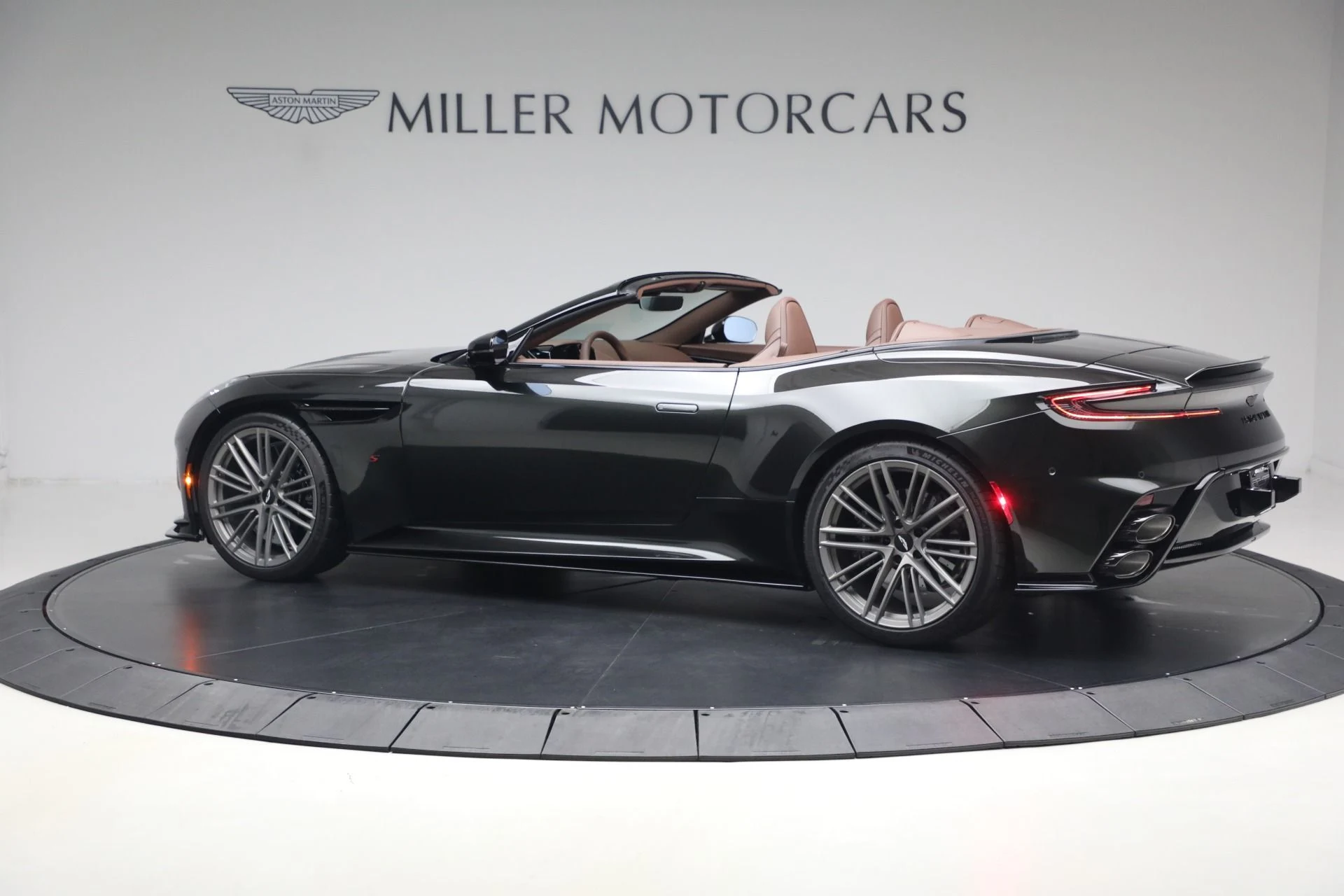 mph003_3873744085_New_2026_Aston_Martin_DB_12_S_Volante_1787328919_c32948a8c5