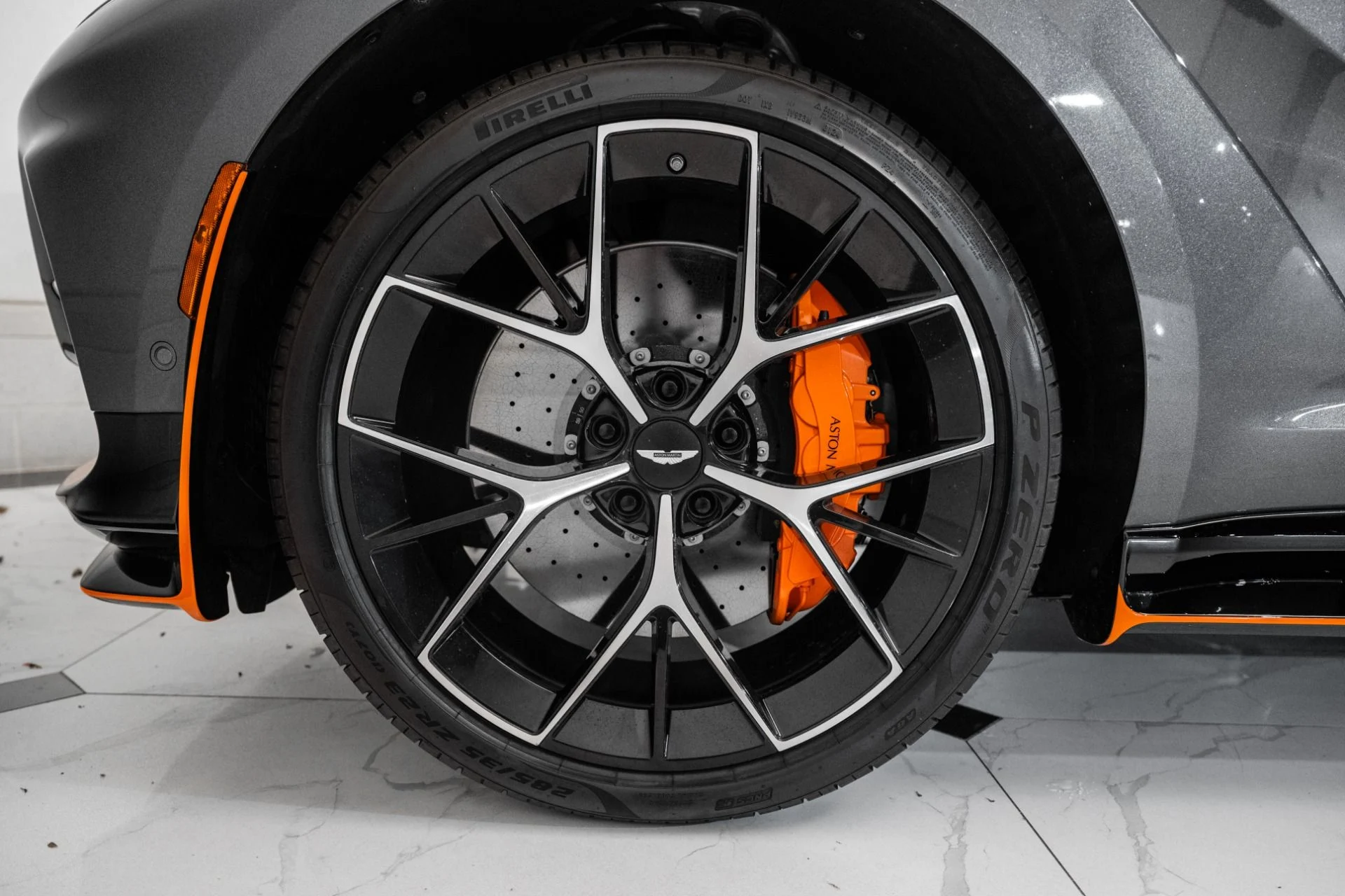 mph003_3929268112_Used_2025_Aston_Martin_DBX_707_1754709382_d0e1dec6c5