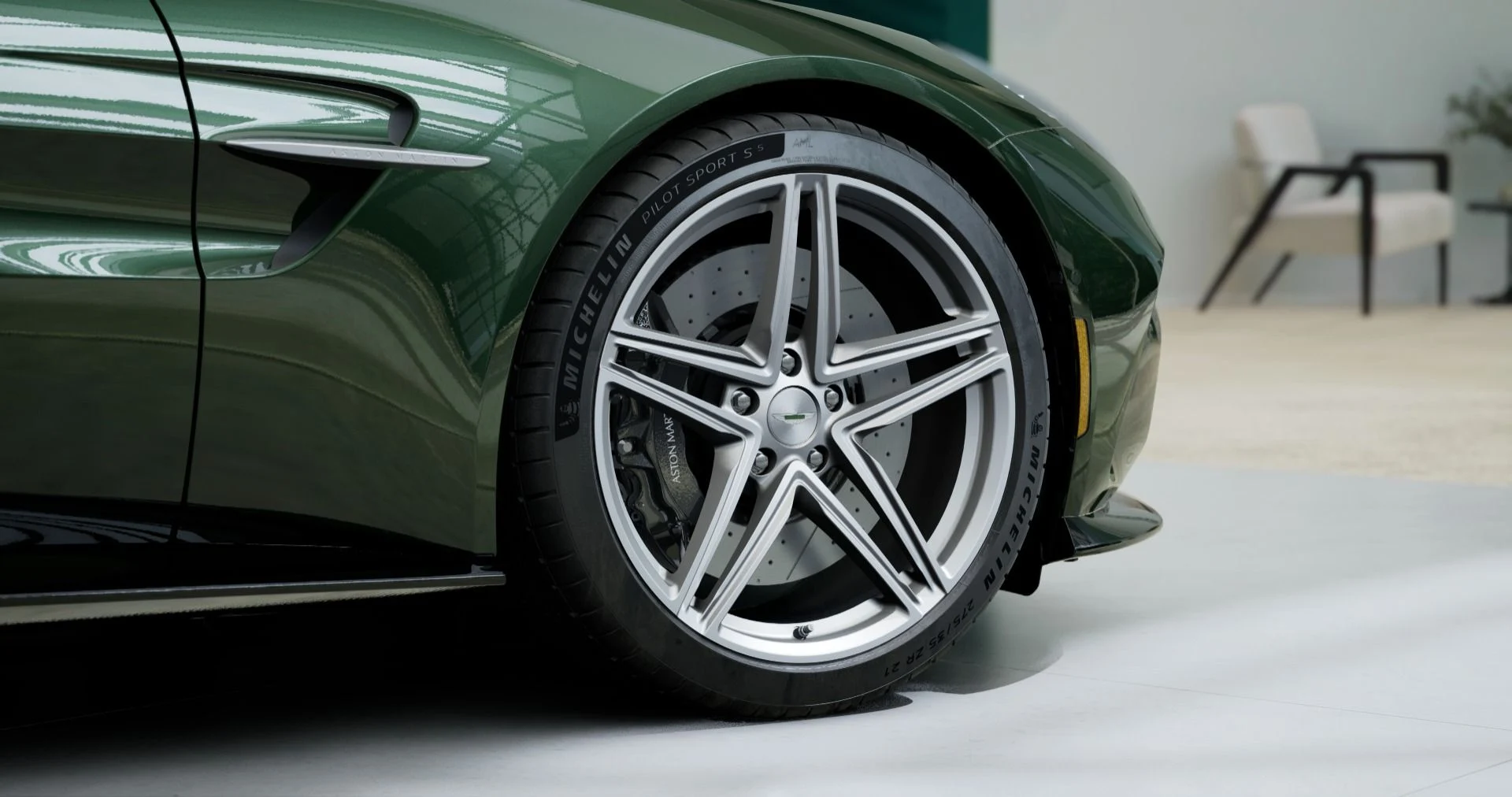 mph003_3937639387_New_2026_Aston_Martin_Vantage_Roadster_1763493030_3a54225448