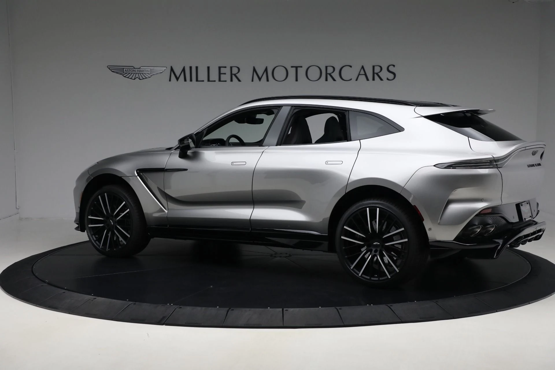 mph003_3960195287_New_2025_Aston_Martin_DBX_707_44bcb8d870