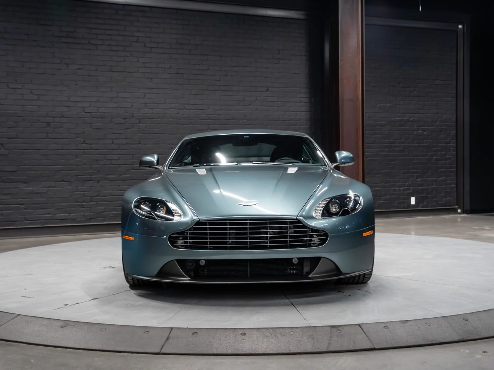 mph003_4004196112_aston_martin_v8_vantage_2015_88c52c0e92