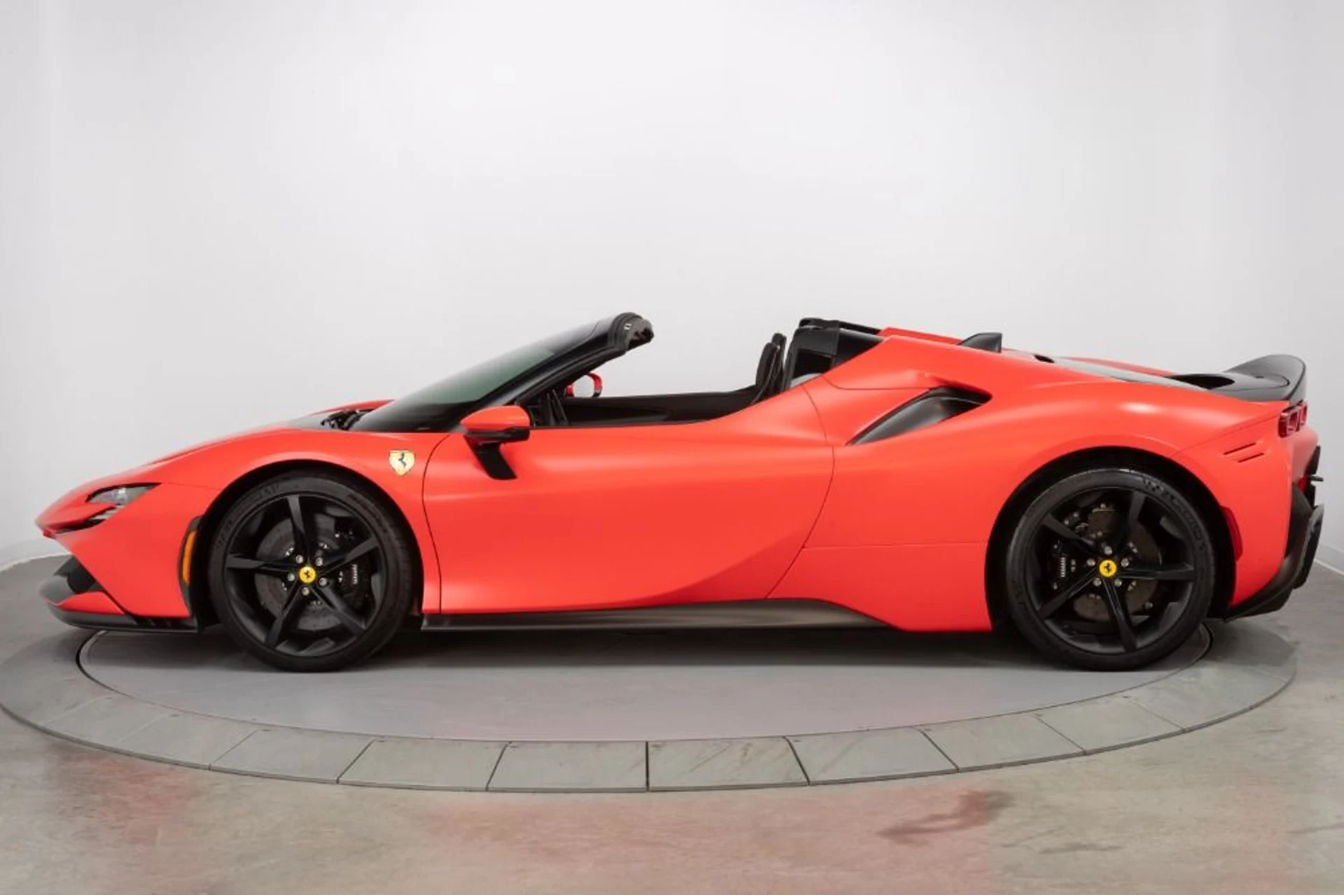 mph003_4043915278_Used_2022_Ferrari_SF_90_Spider_5f766b47e9