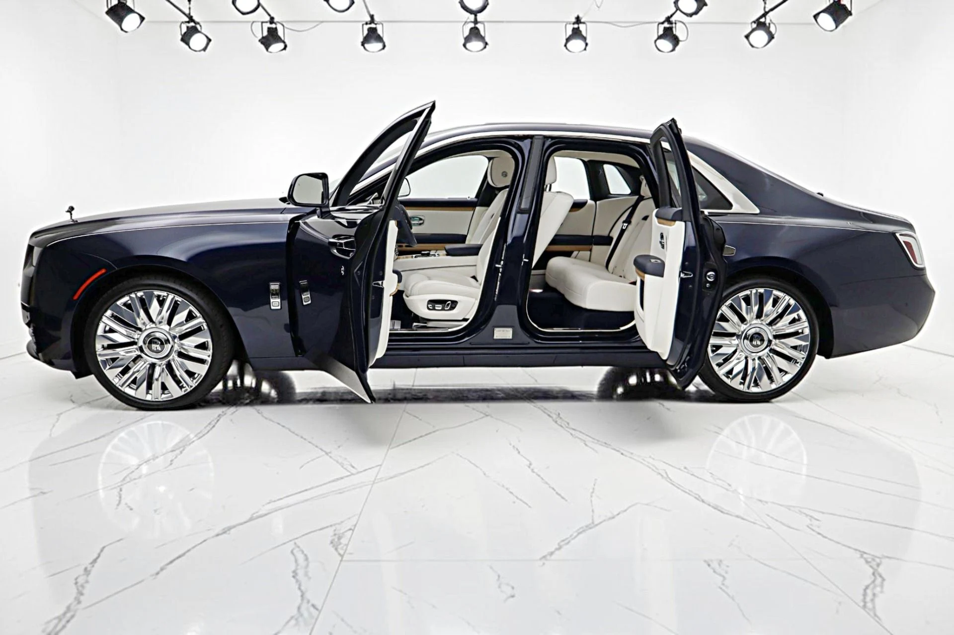 mph003_4077328293_New_2025_Rolls_Royce_Ghost_LEASE_OPTIONS_AVAILABLE_201558334a