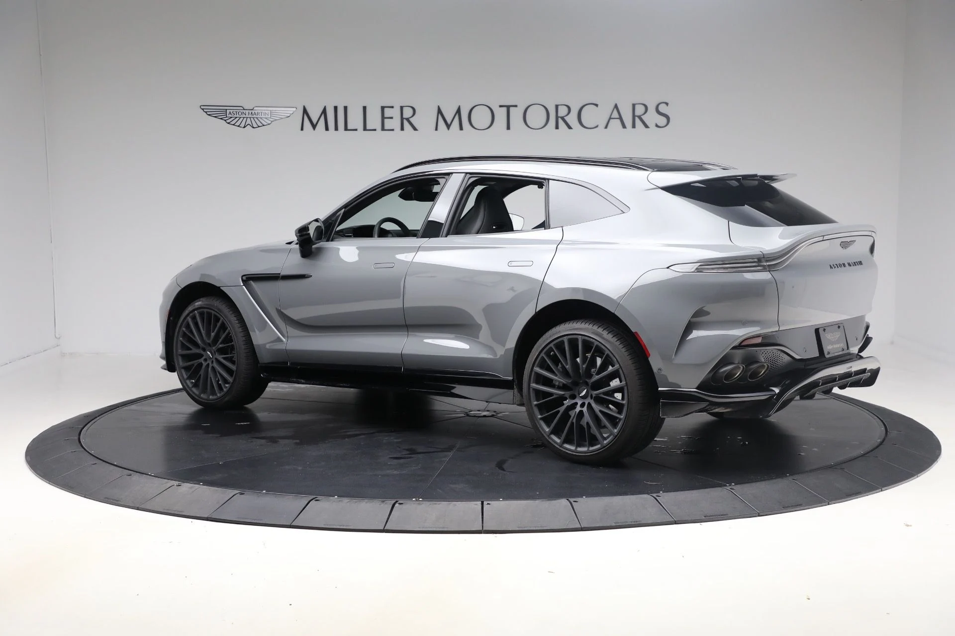 mph003_4107118881_New_2025_Aston_Martin_DBX_707_1762018387_1ce277216e