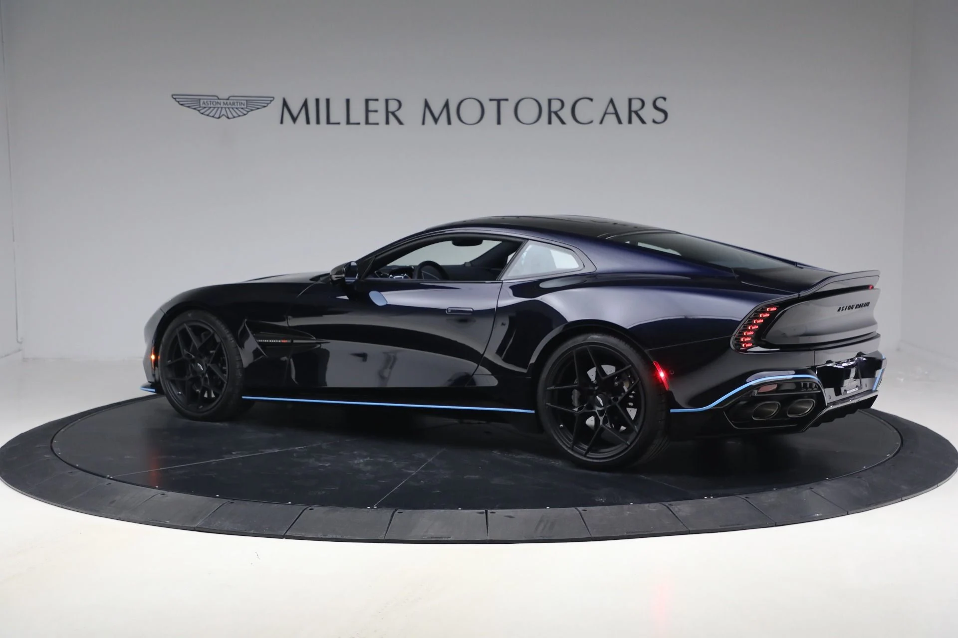 mph003_4126183785_Used_2025_Aston_Martin_Vanquish_1771024271_fddcbad2b2