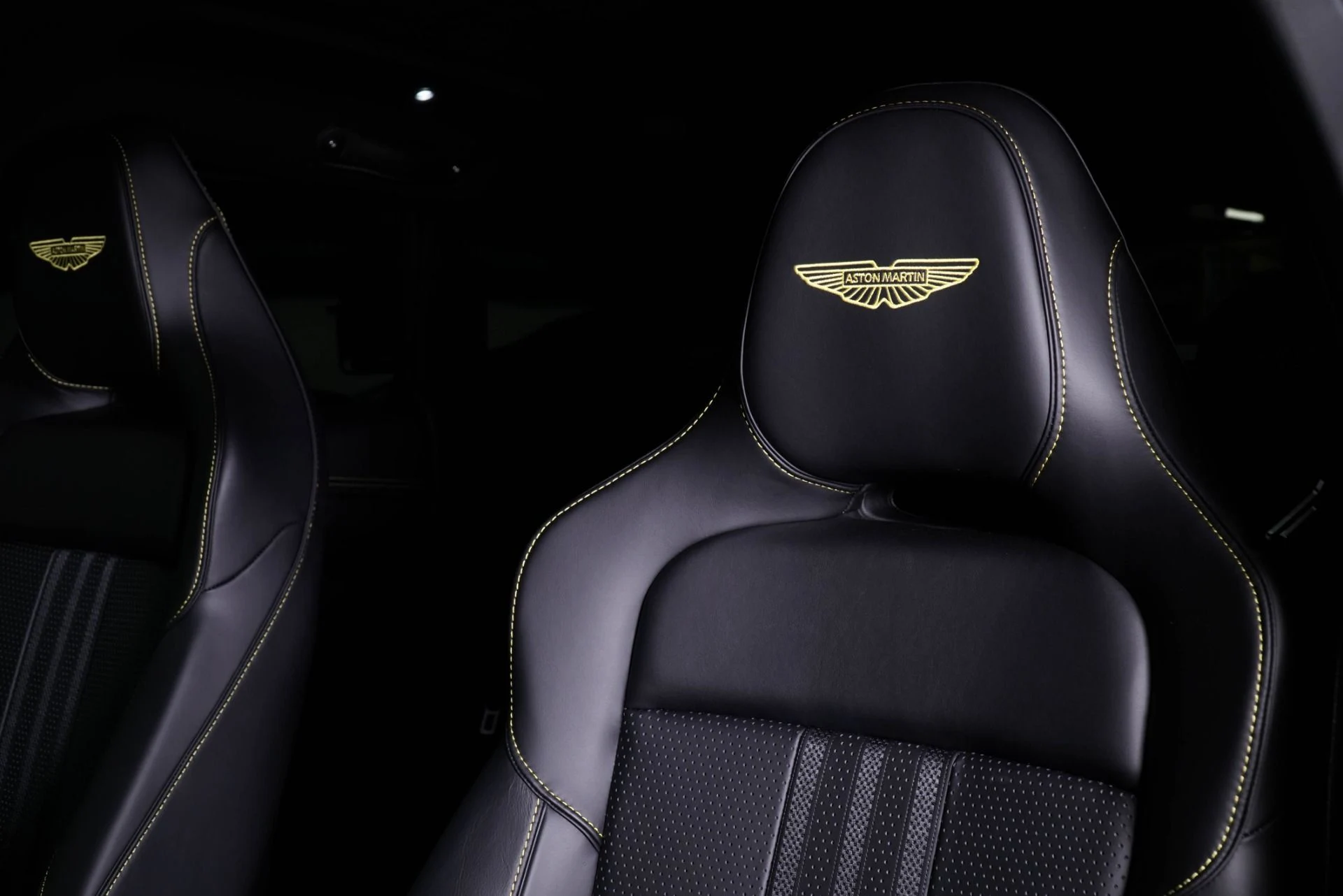 mph003_4132030345_New_2026_Aston_Martin_DBX_707_1765560873_83be6afb17