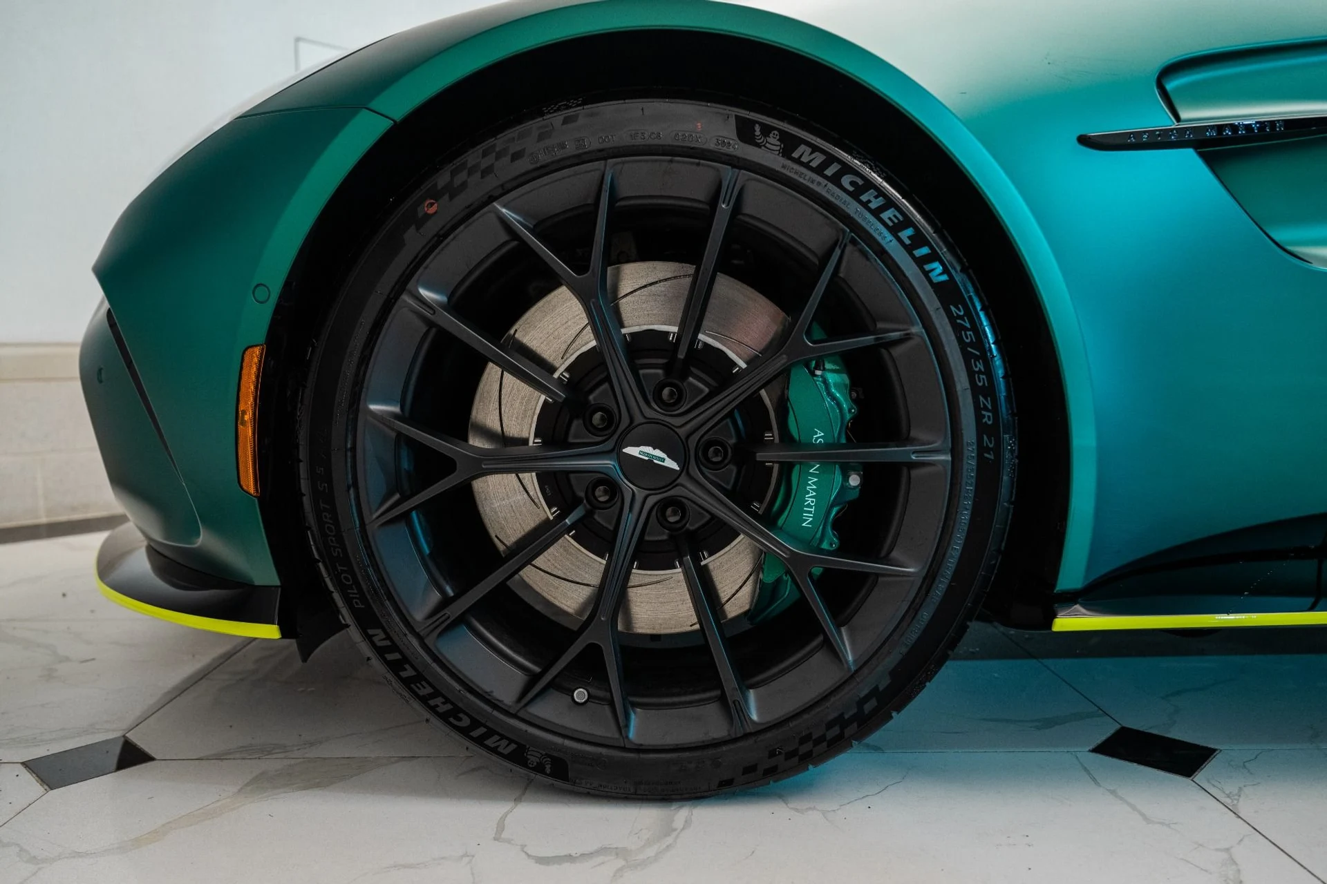 mph003_416487053_Used_2025_Aston_Martin_Vantage_Coupe_1734713589_04a2fb07e6