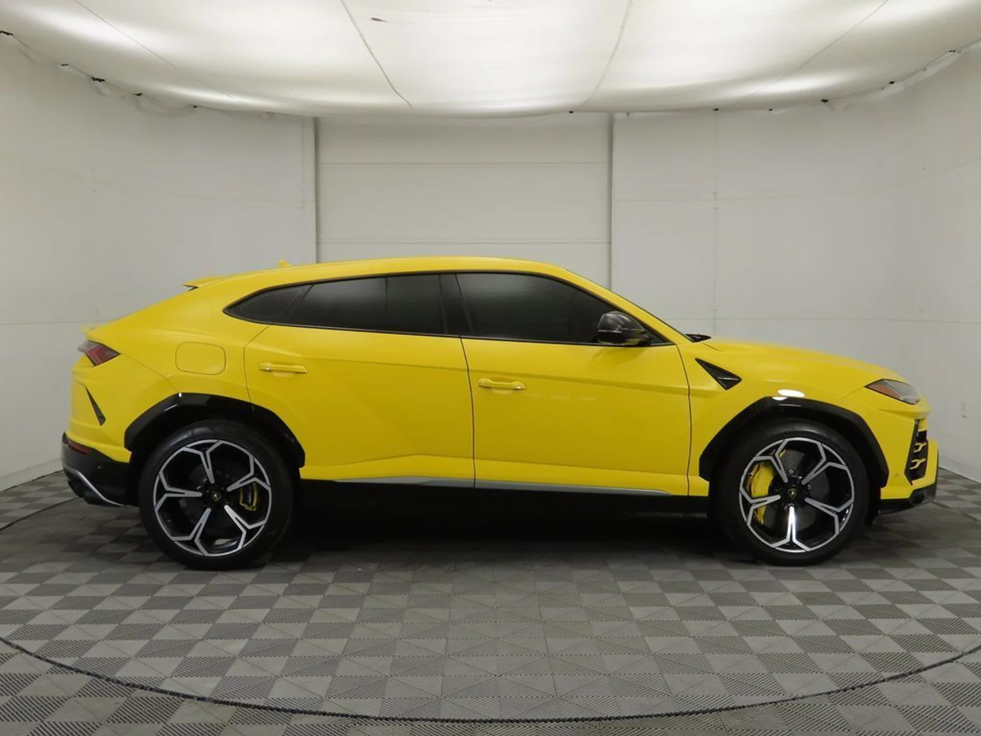mph003_4175772618_used_2019_lamborghini_urus_awd_8119_22960416_4_1024_2a0609be7a