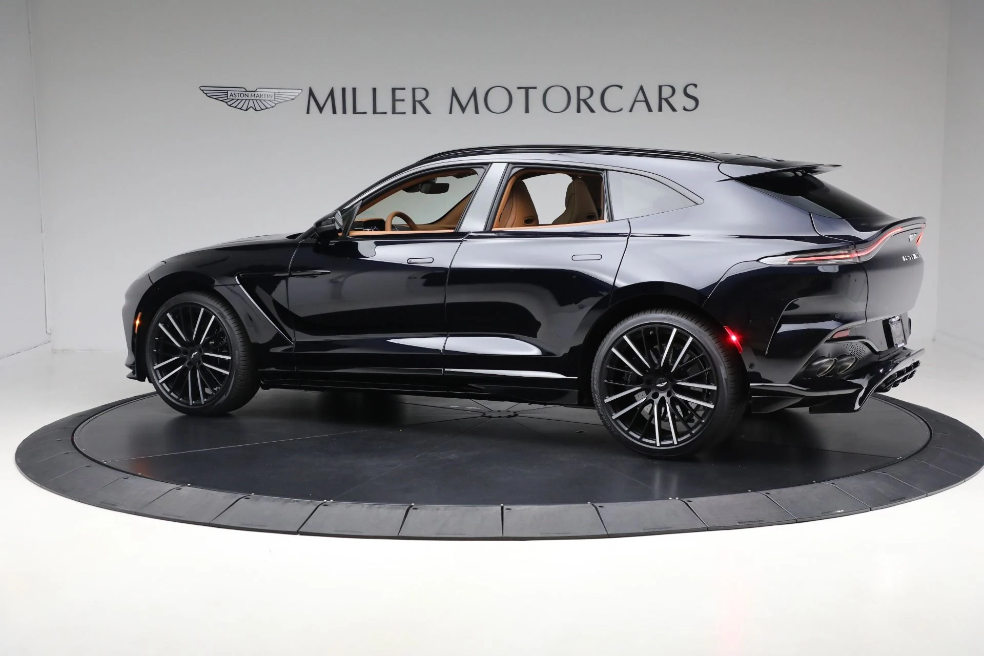 mph003_4208101157_New_2025_Aston_Martin_DBX_707_b41af93e81