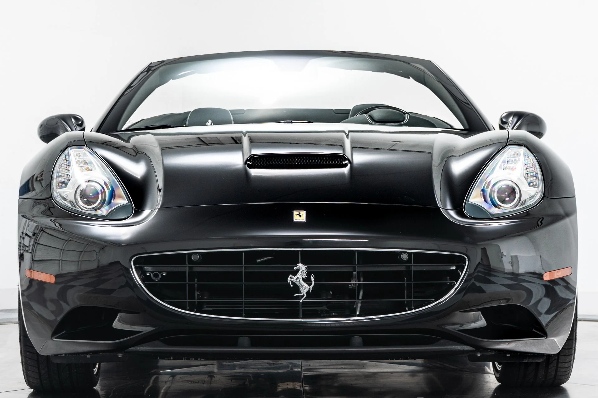 mph003_4222650388_Used_2014_Ferrari_California_1755618260_463237a094