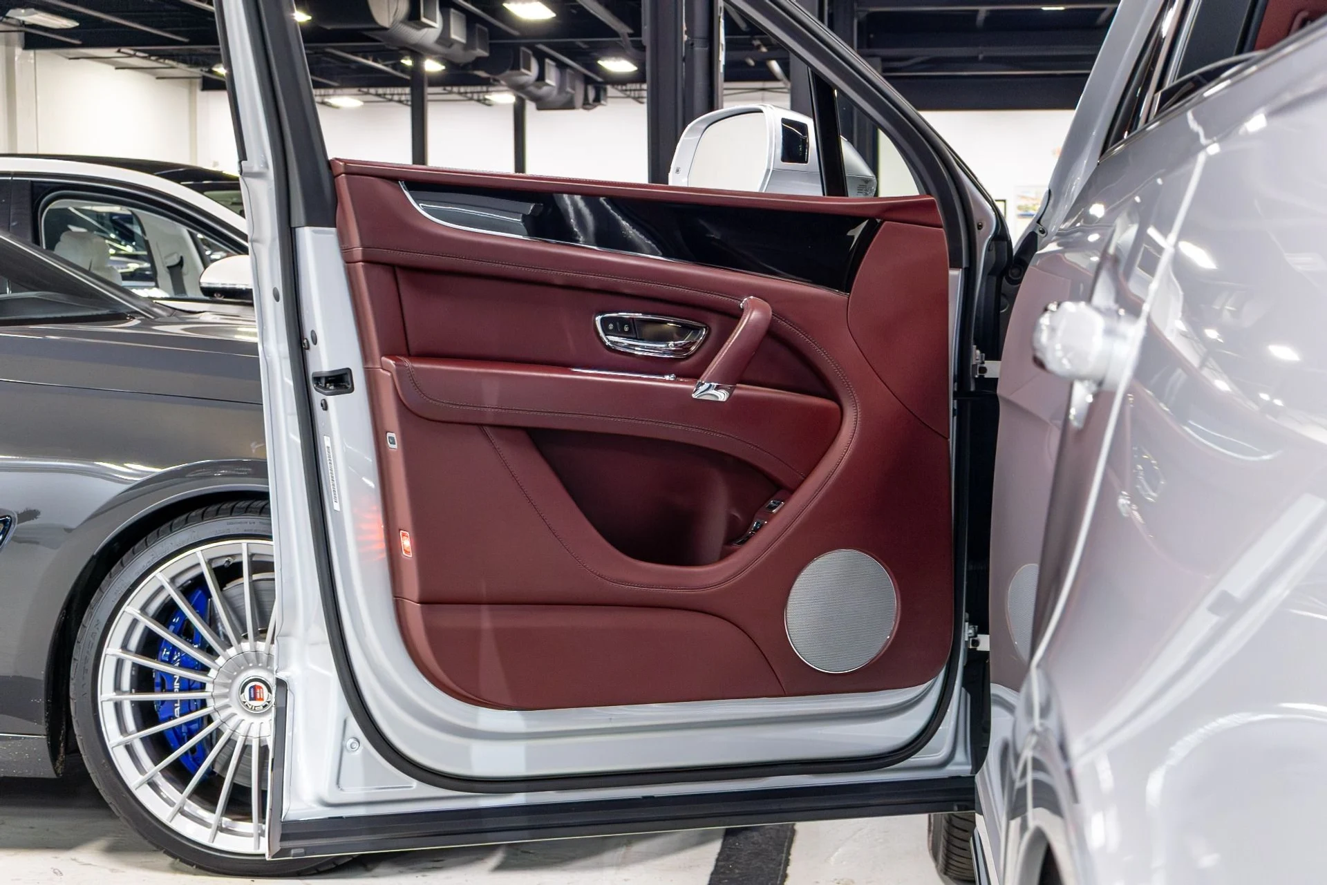 mph003_4271848491_Used_2020_Bentley_Bentayga_V8_1776285953_18801ab0c3