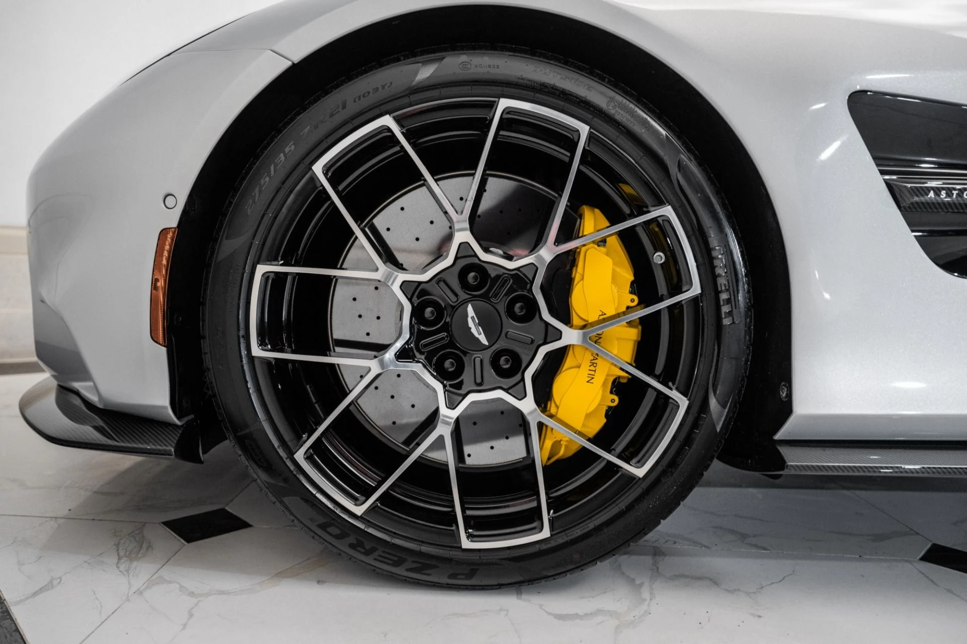 mph003_430549634_Used_2025_Aston_Martin_Vanquish_1741191405_ab5fc2d408