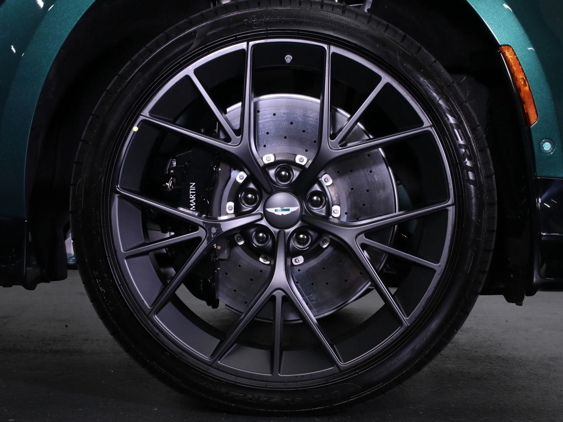 mph003_433219493_New_2025_Aston_Martin_DBX_707_1758482676_391f8248cf