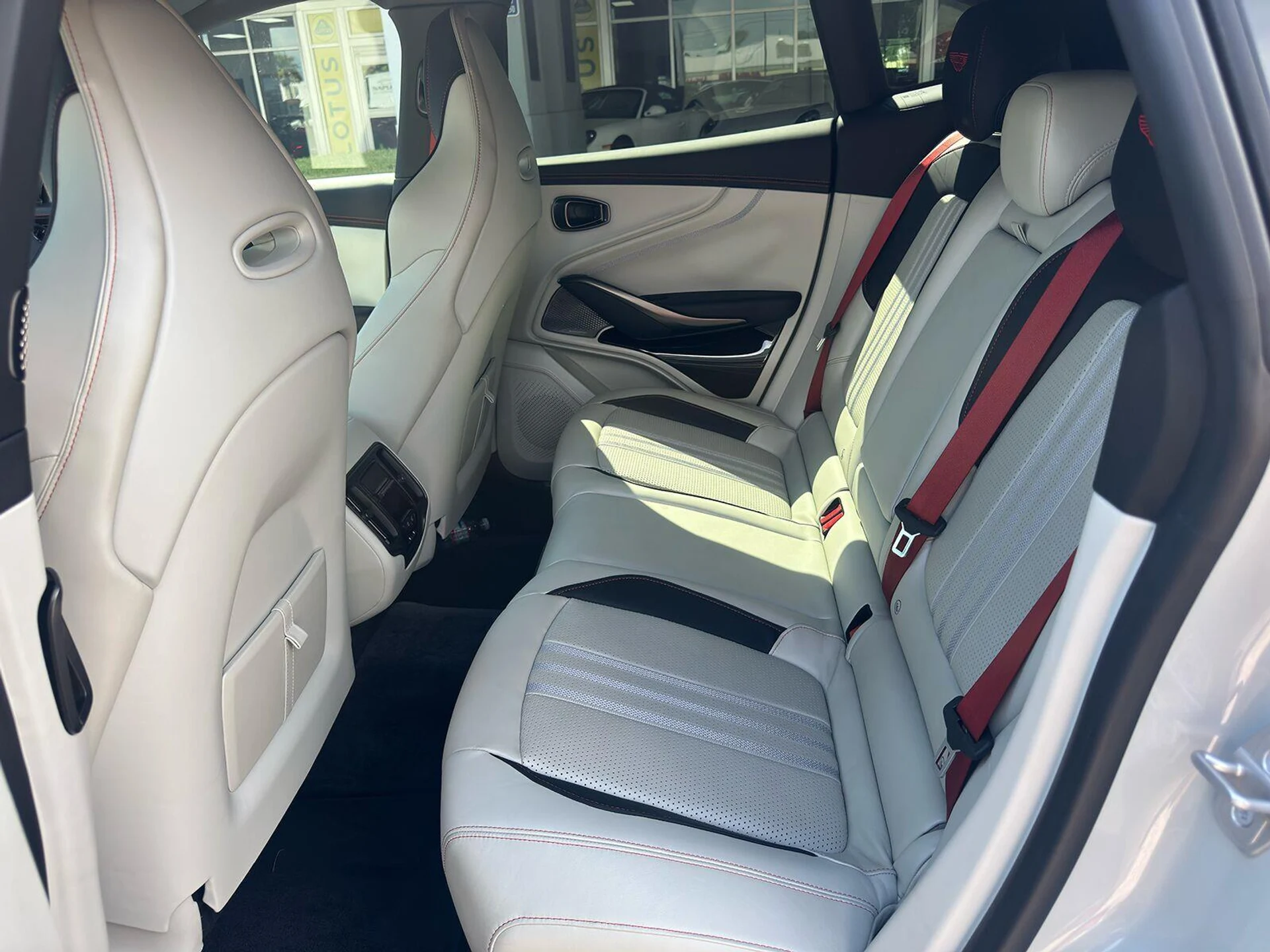 mph003_451396365_Used_2025_Aston_Martin_DBX_707_1789654194_1691d5c722