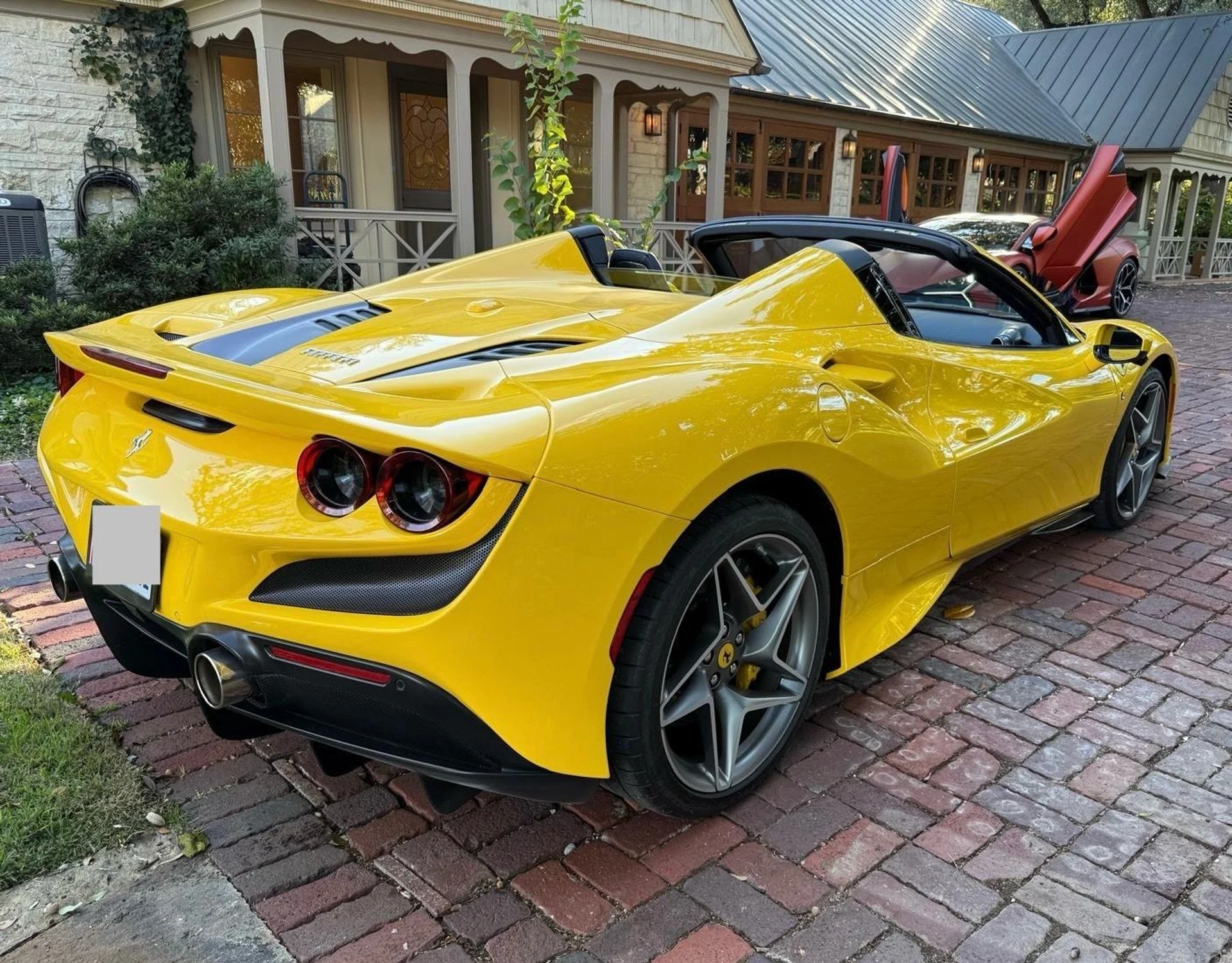 mph003_459816290_Used_2023_Ferrari_F8_Spider_1762192473_77b24fcb36