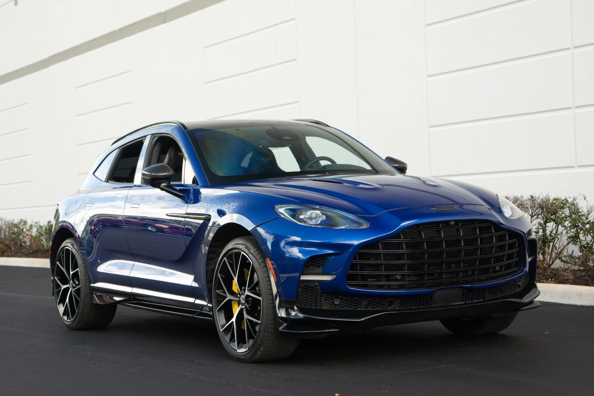 mph003_508367203_Used_2025_Aston_Martin_DBX_707_1764700714_639785cebb