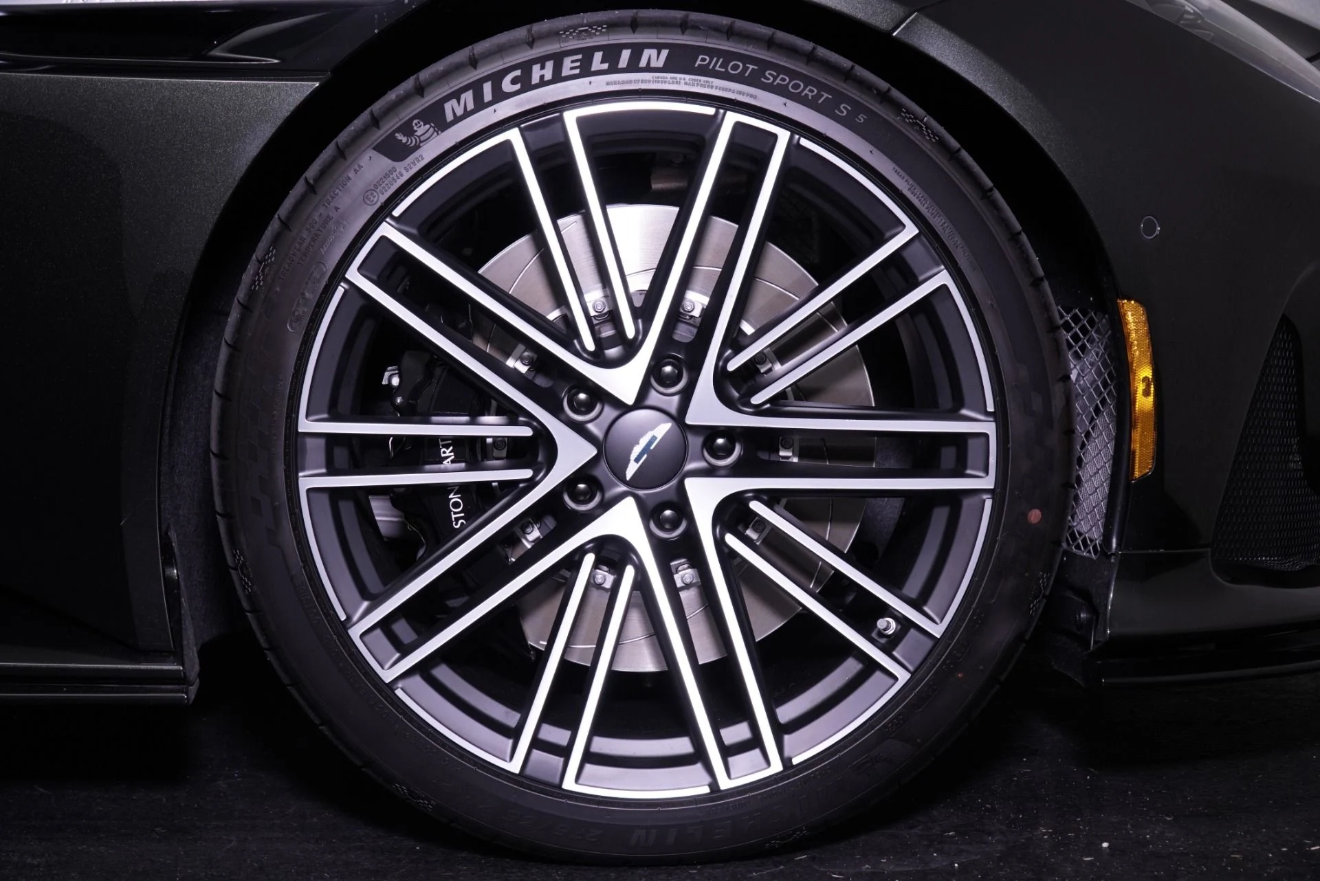 mph003_555062855_New_2026_Aston_Martin_DB_12_Volante_Volante_1762323175_2aa924f46c