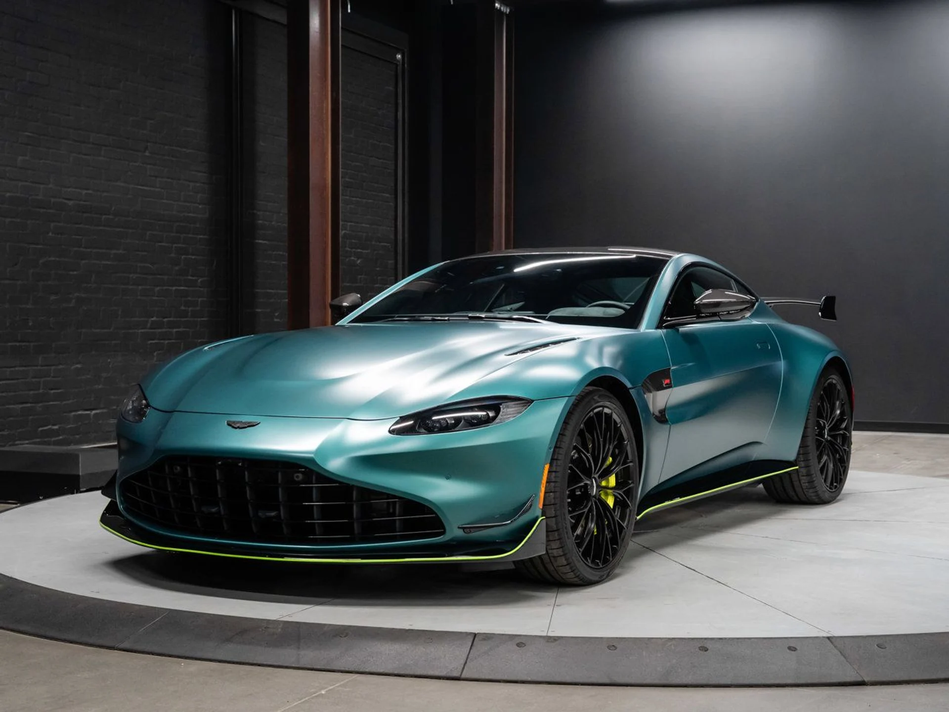 mph003_557887262_aston_martin_vantage_2023_b257ca07f8