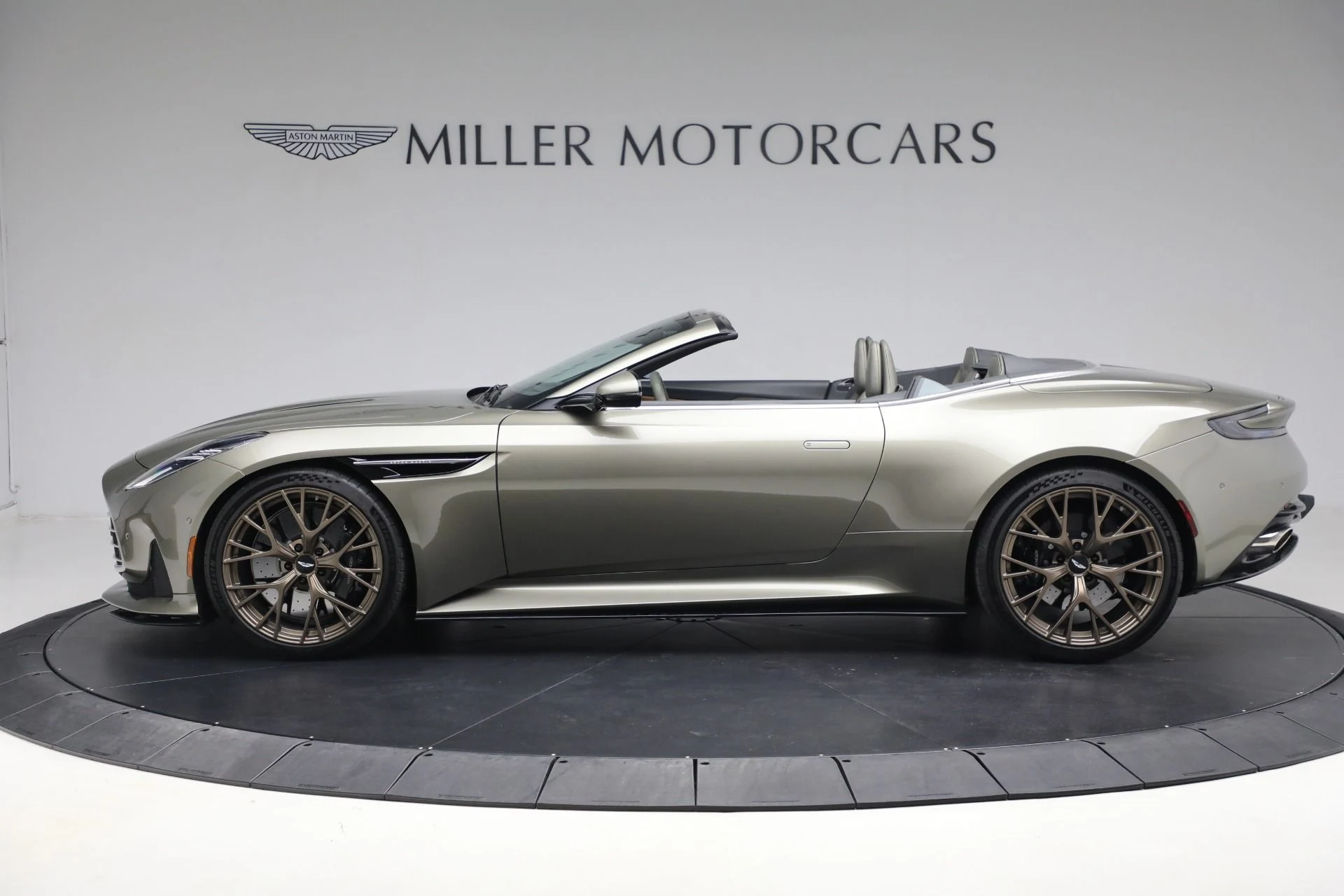 mph003_605082156_New_2024_Aston_Martin_DB_12_Volante_bc80d6c12a