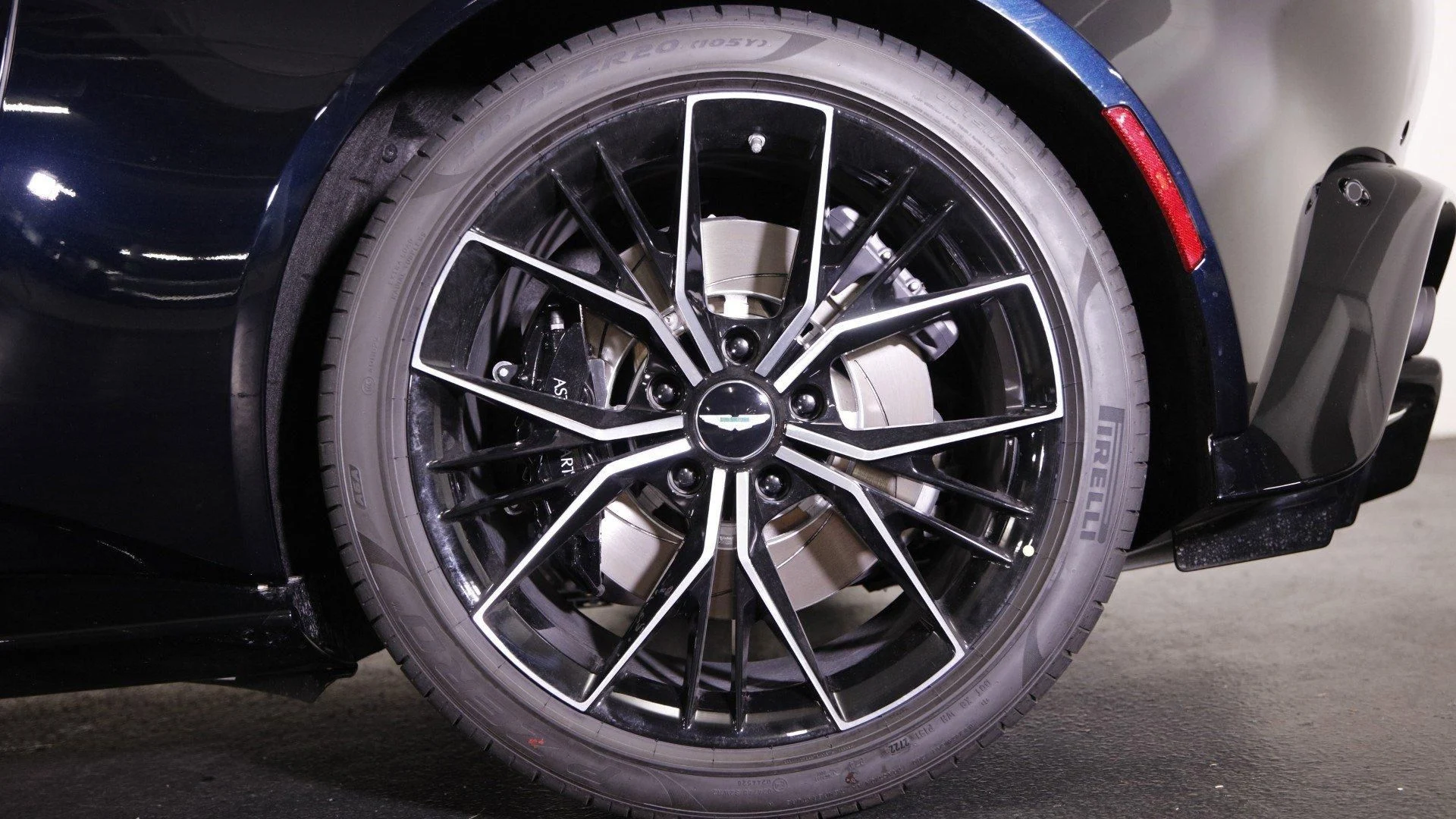 mph003_629916347_Used_2023_Aston_Martin_Vantage_1698838093_e8128020a5