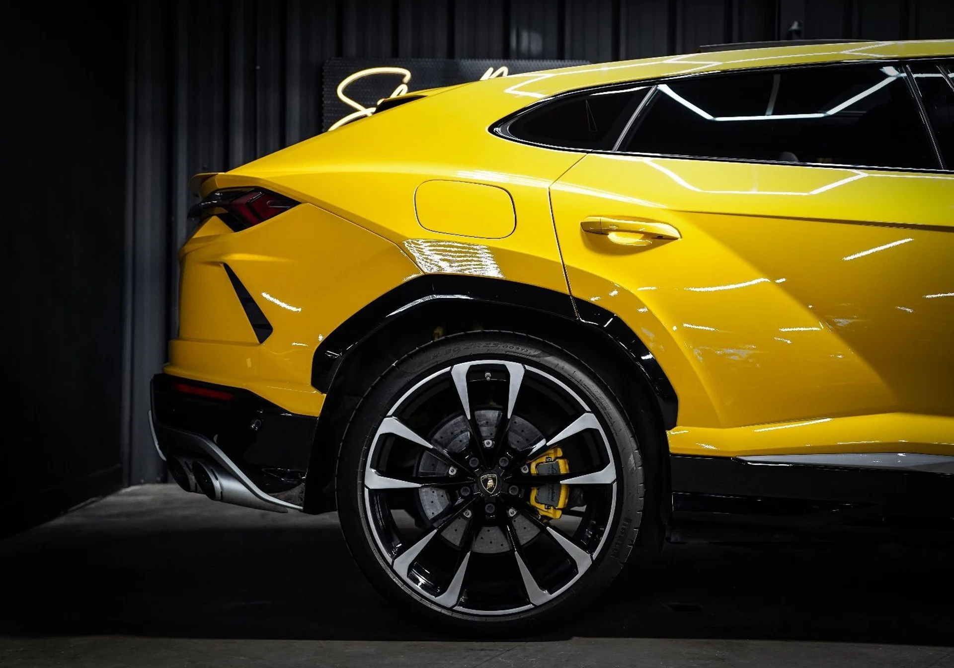 mph003_644603193_37414663_02310_2020_lamborghini_urus_085_b8d8d4d1dc