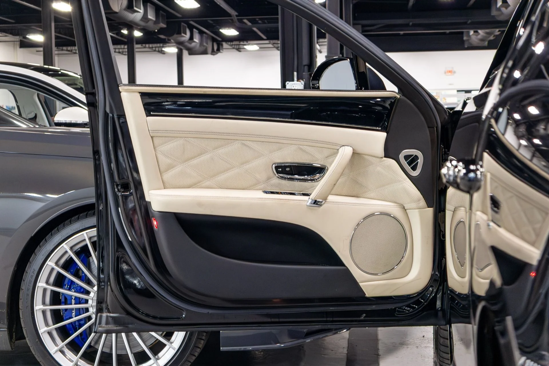 mph003_681119491_Used_2015_Bentley_Flying_Spur_V8_1776286081_ceb25e8b3c